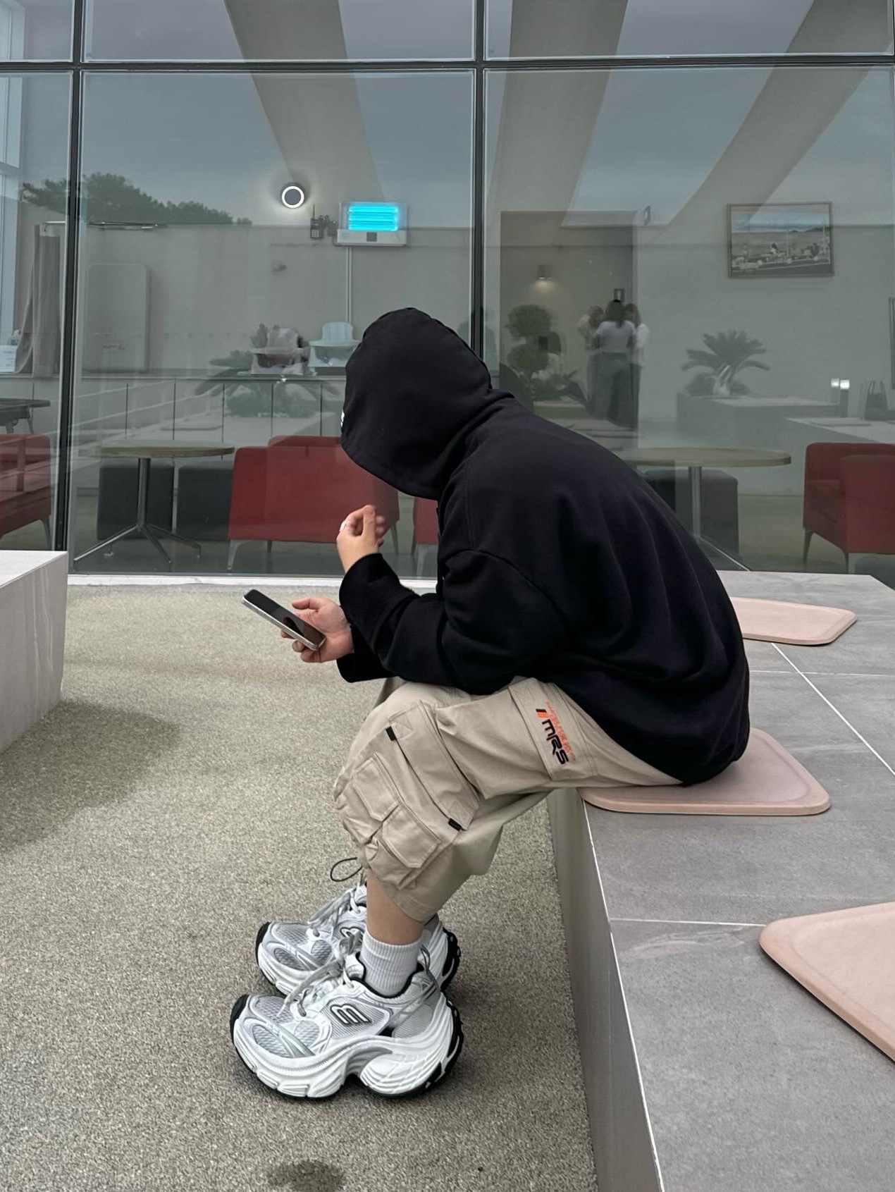 Balenciaga 10XL Sneakers White Grey Silver Black 착용 스타일