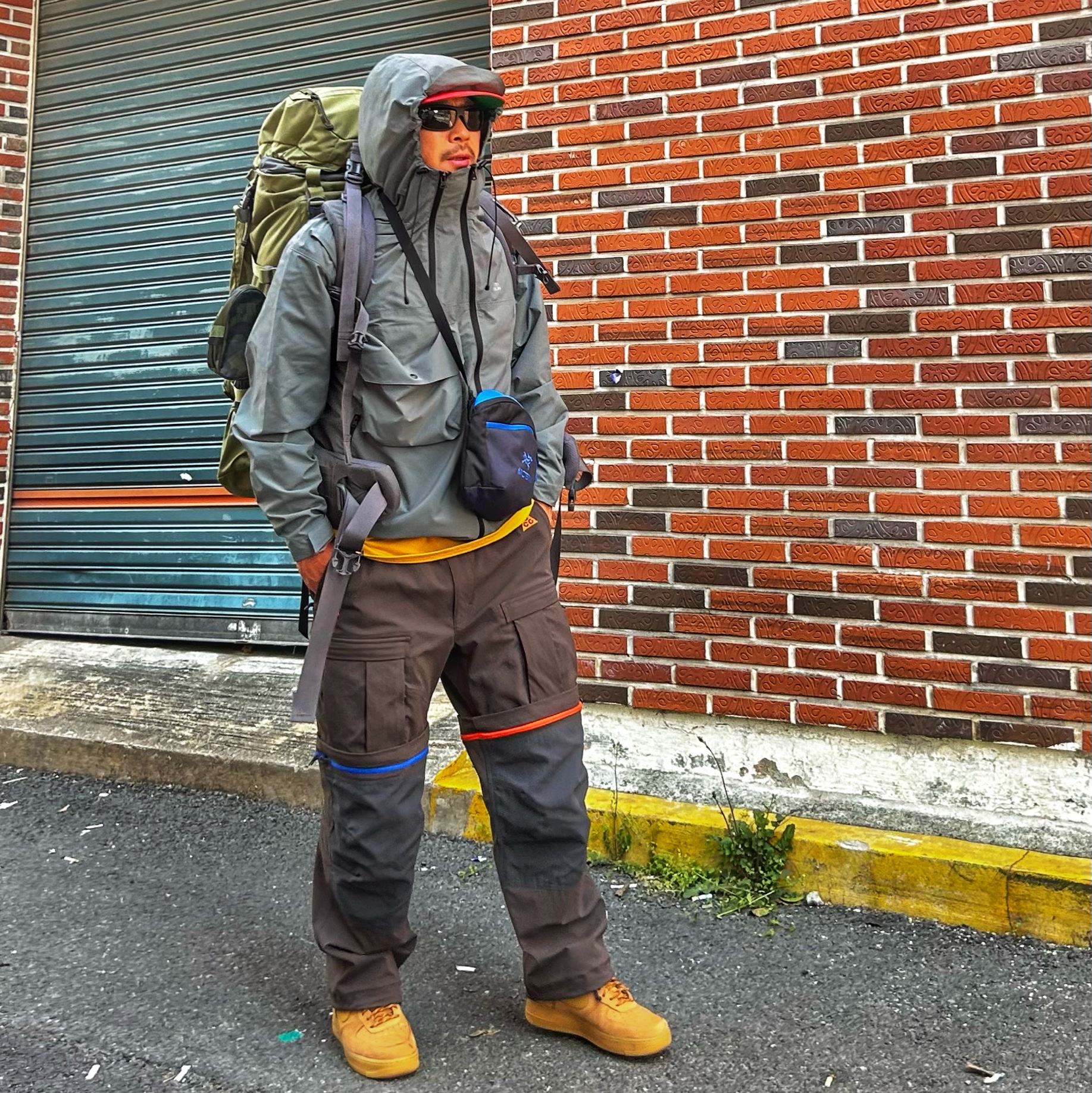 Nike ACG Smith Summit Cargo Pants Velvet Brown - Asia, Arc'teryx x Beams Mantis 2 Waistpack Boro Blue 착용 스타일 - 1