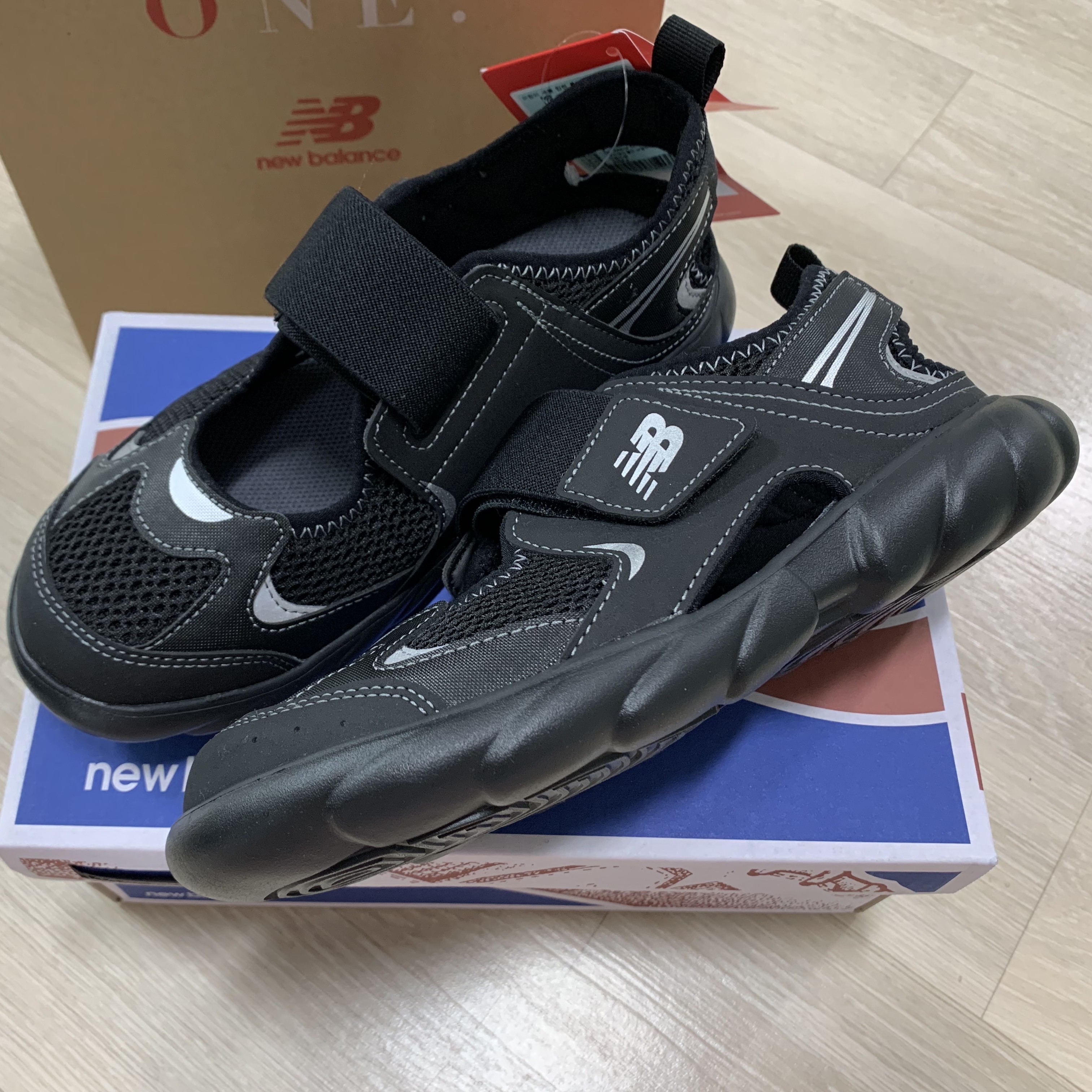 (Kids) New Balance Freedle 920 Sandal Black 착용 스타일 - 1