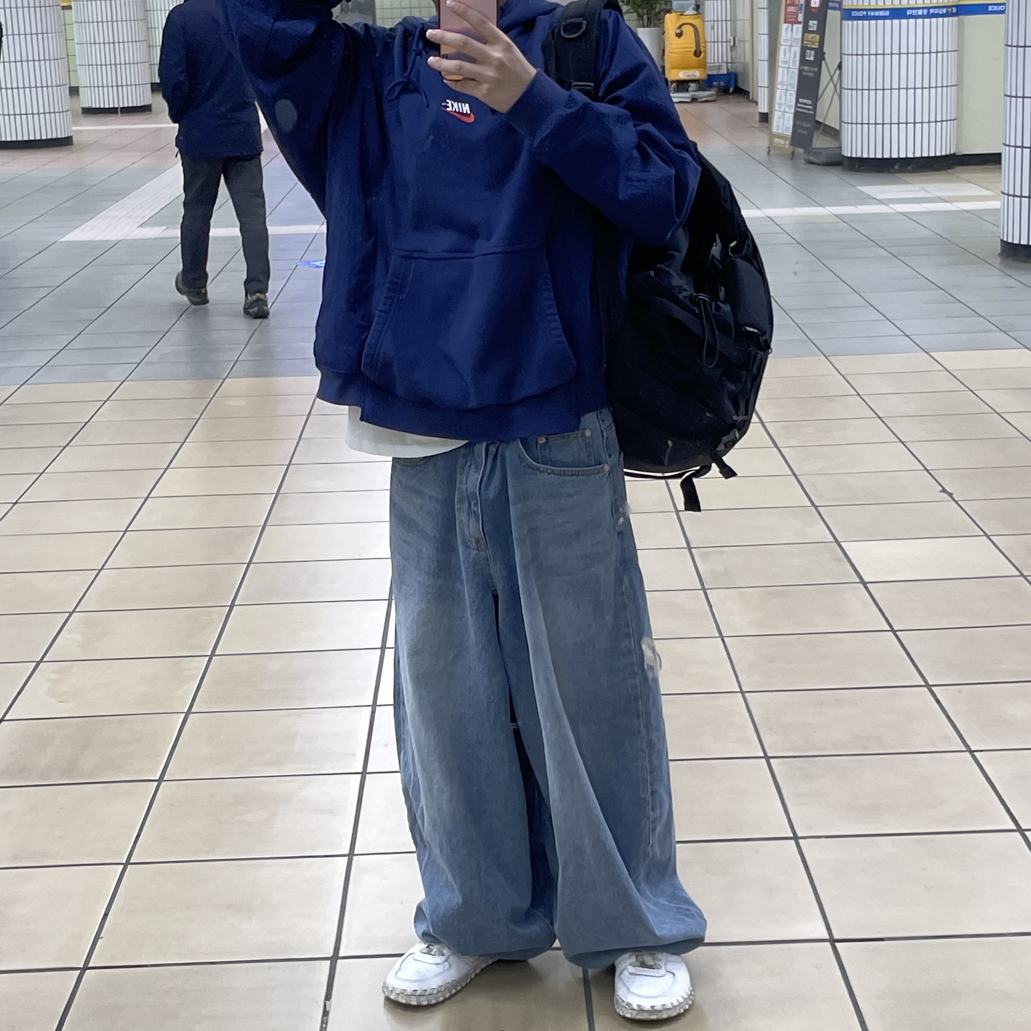 Nike x Jacquemus J Force 1 Low LX SP White, Nike NSW Hoodie BRS Midnight Navy 착용 스타일