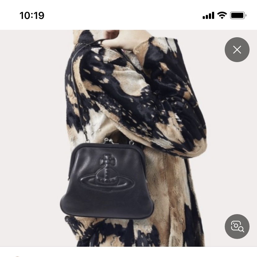 Vivienne Westwood Chelsea Vivienne's Clutch Bag Black 착용 스타일