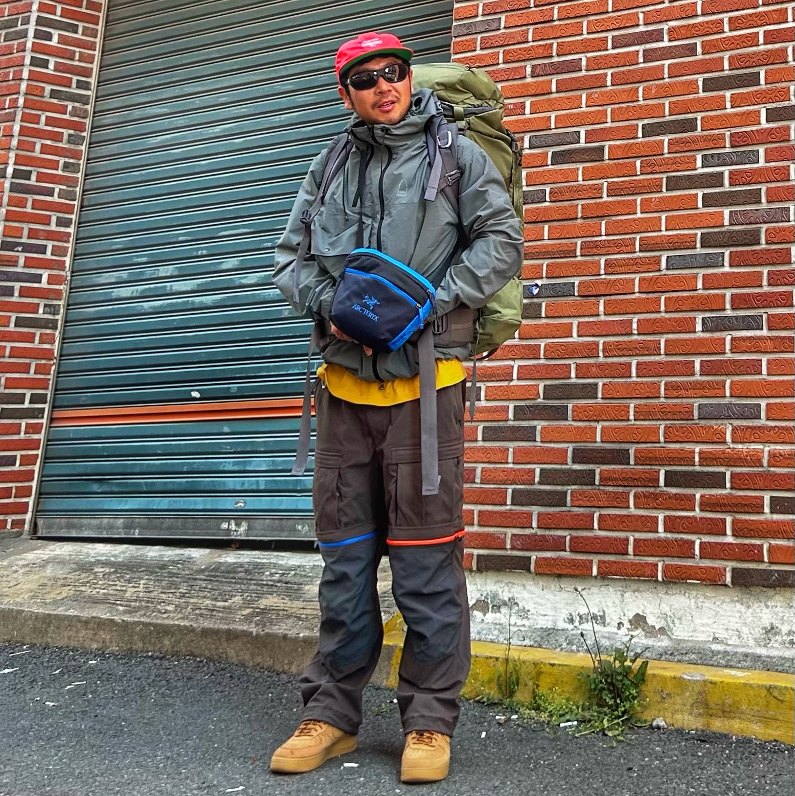 Nike ACG Smith Summit Cargo Pants Velvet Brown - Asia, Arc'teryx x Beams Mantis 2 Waistpack Boro Blue 착용 스타일 - 2