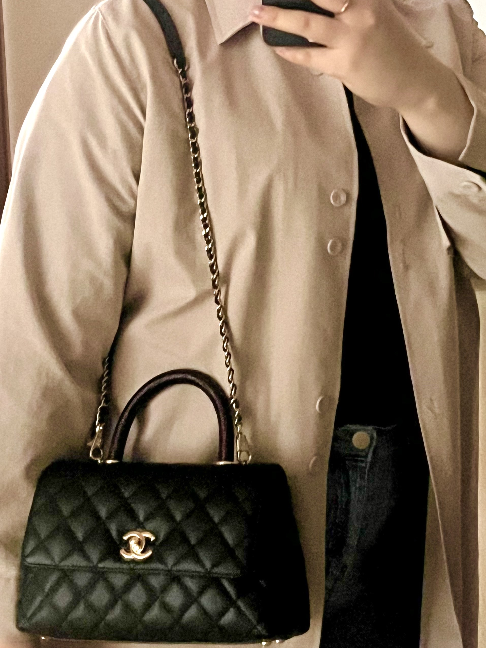Chanel Flap Bag with Top Handle Grained Calfskin & Gold Black 착용 스타일 - 2
