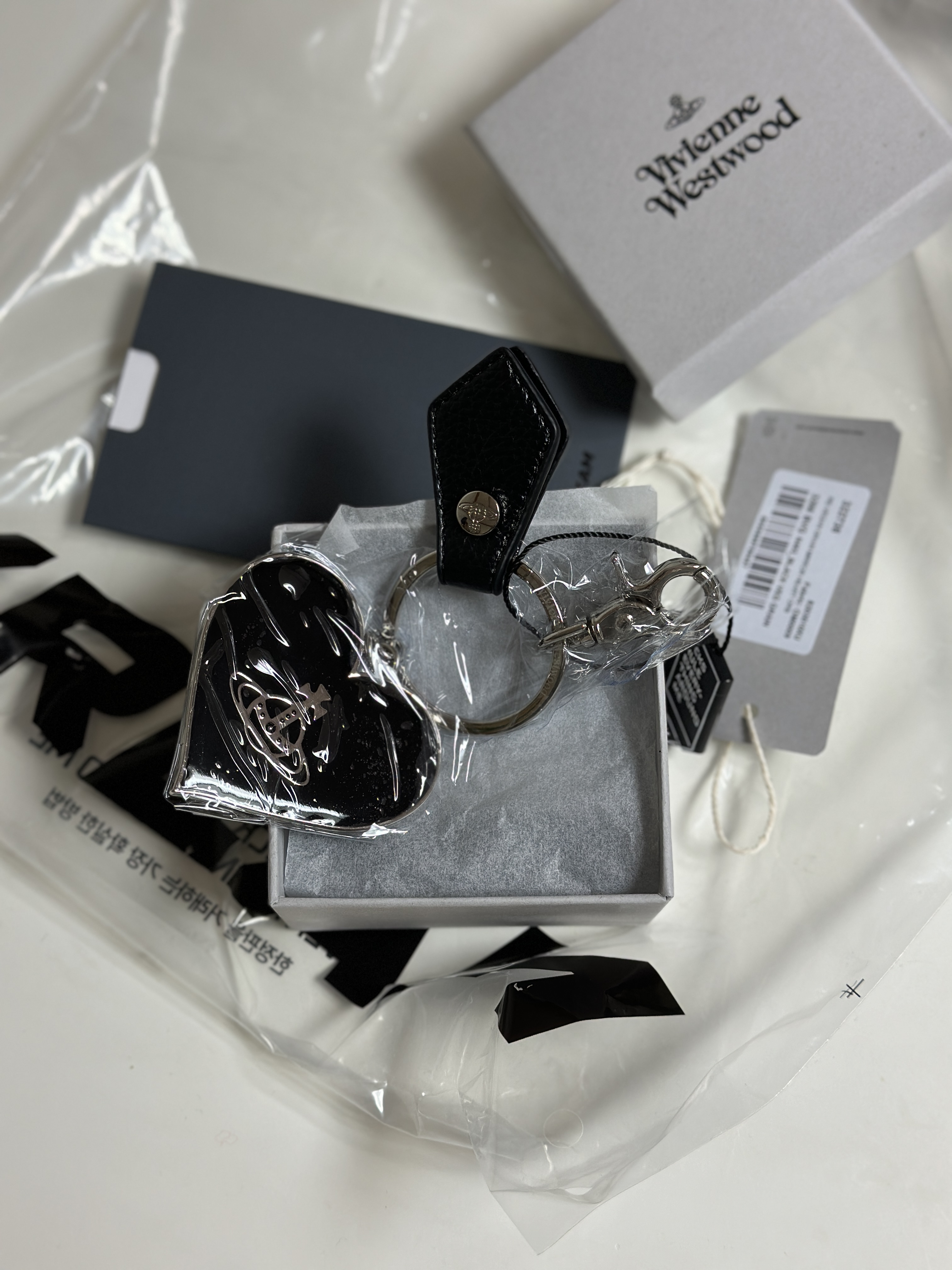 Vivienne Westwood Re-Vegan Grain Mirror Heart Orb Keyring Black 착용 스타일 - 1