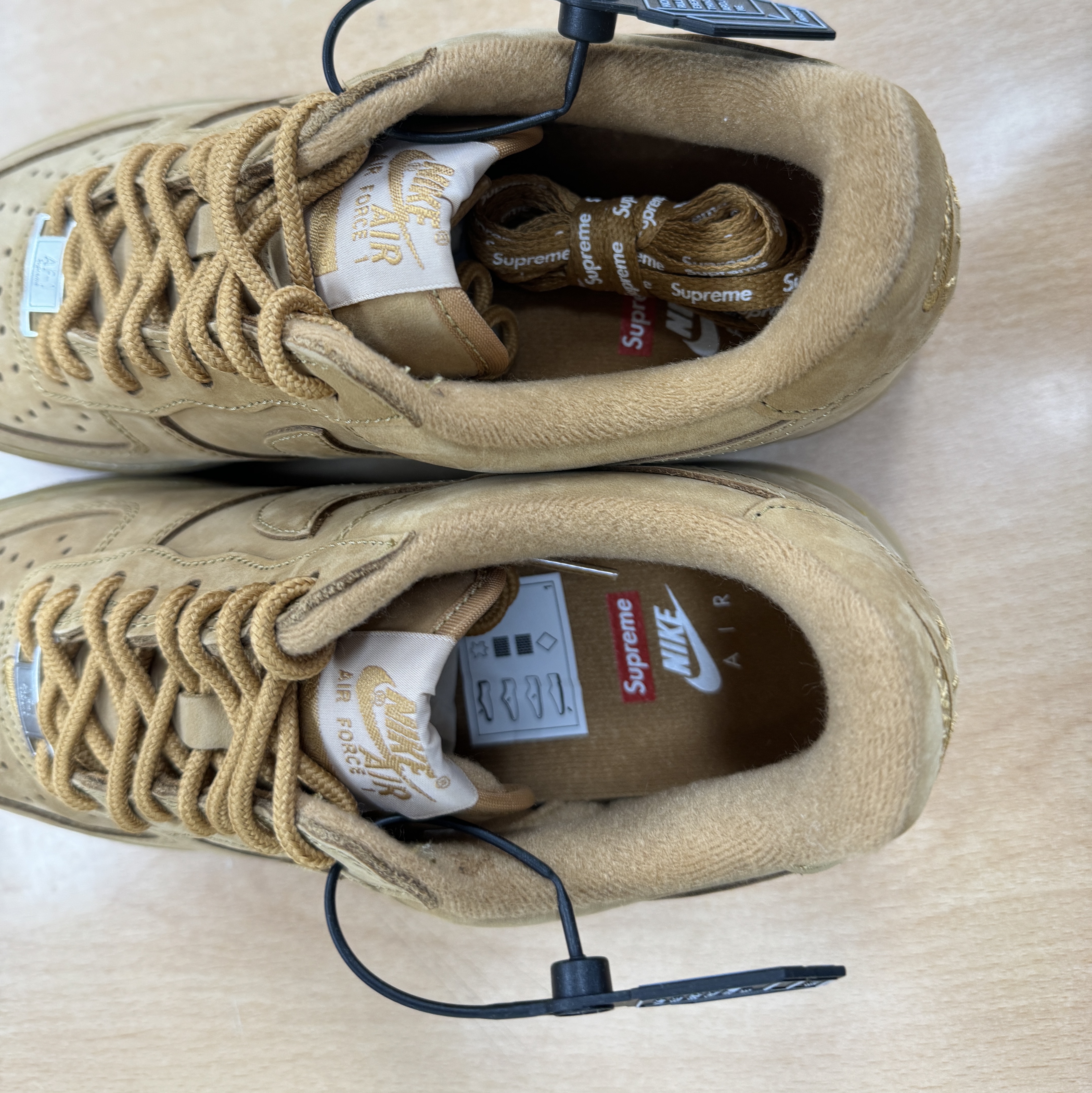 Nike x Supreme Air Force 1 Low Flax, Undermycar Wolfen Bold Stripe Football Jersey Sycamore - 23FW (The Hyundai Seoul Exclusive) 착용 스타일 - 2