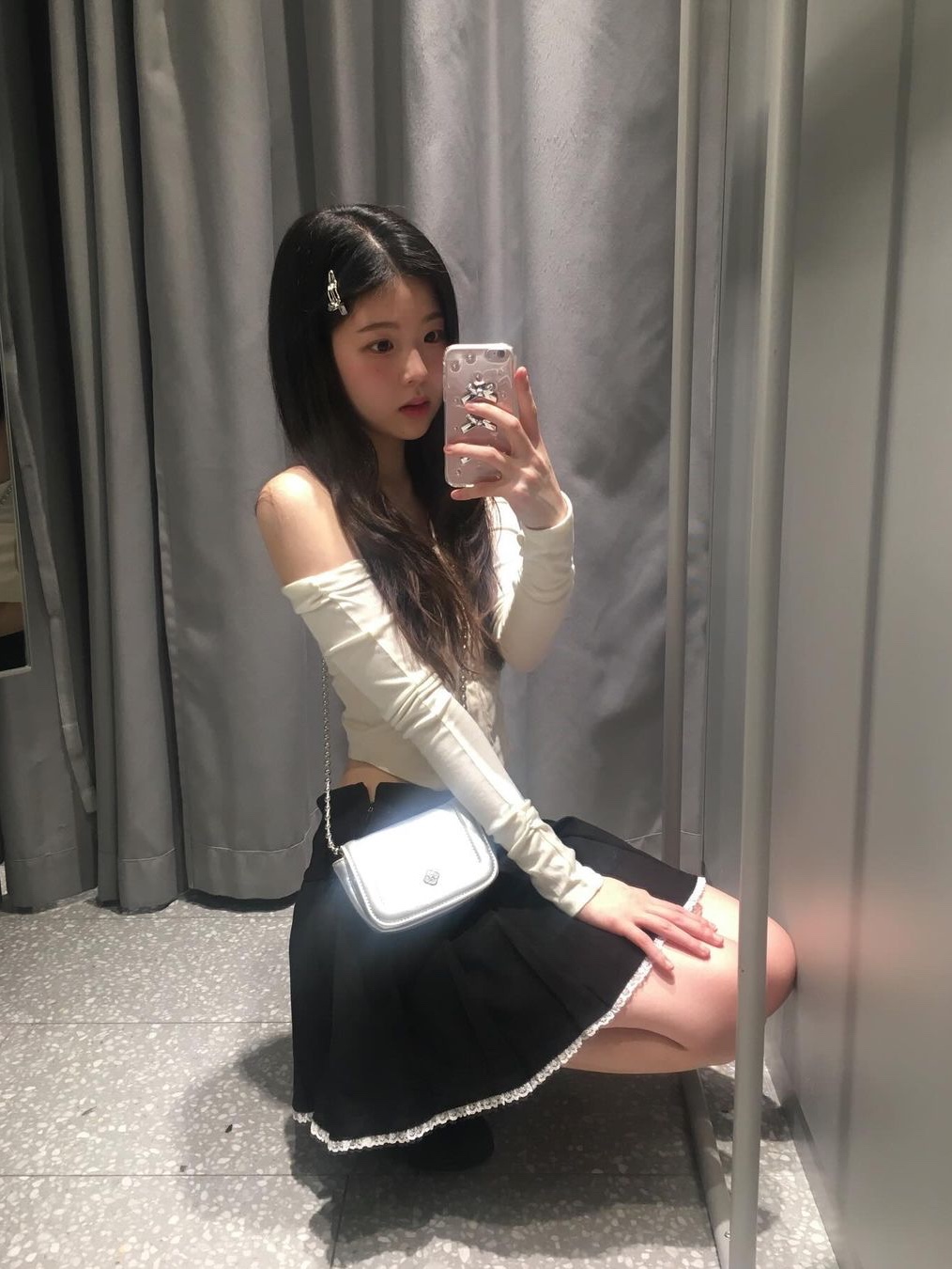 Heeari Women Poppy Chain Mini Bag Ivory, Heeari Women Poppy Chain Mini Bag Silver 착용 스타일