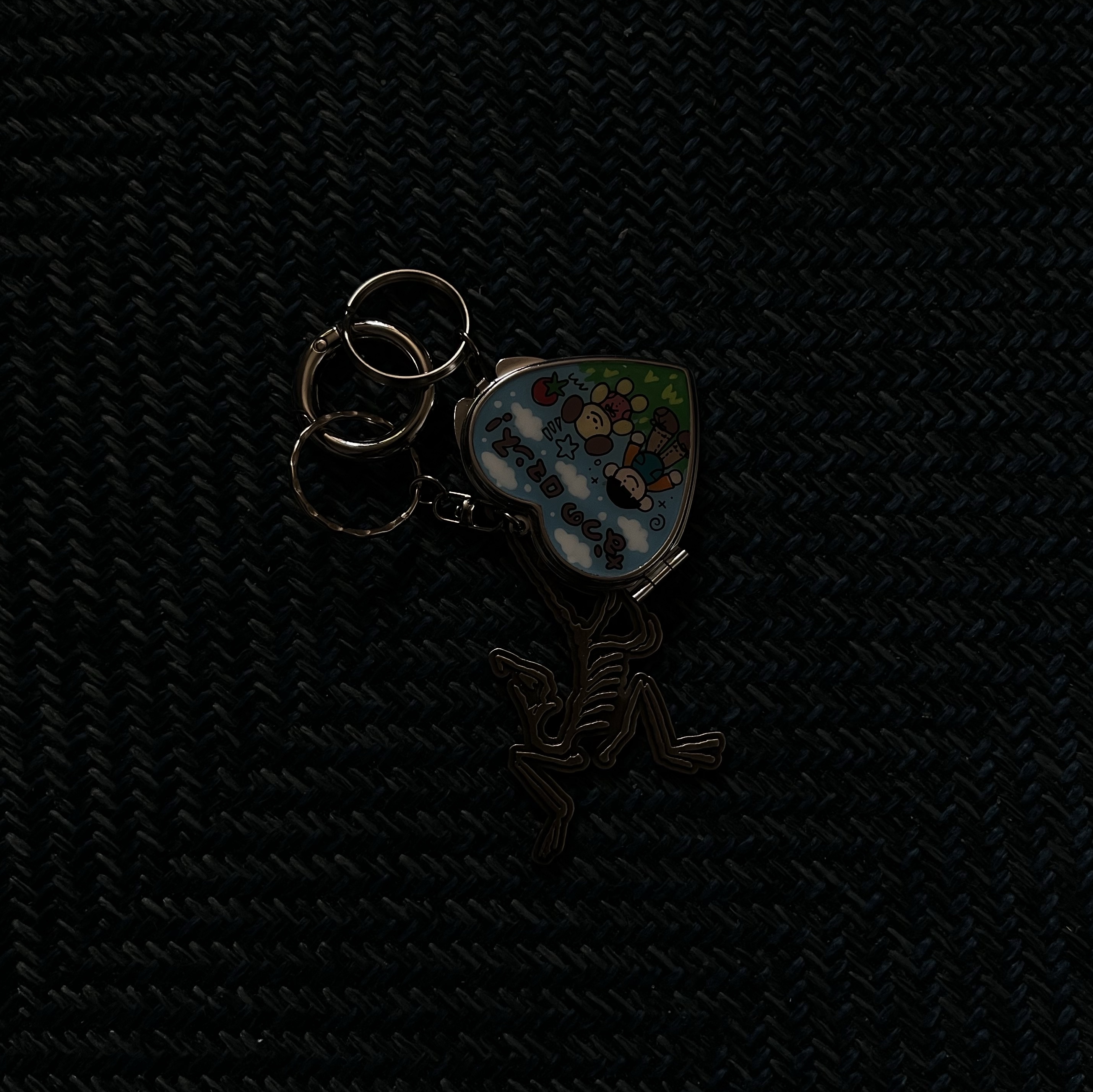 Arc'teryx Keyring Metal 착용 스타일