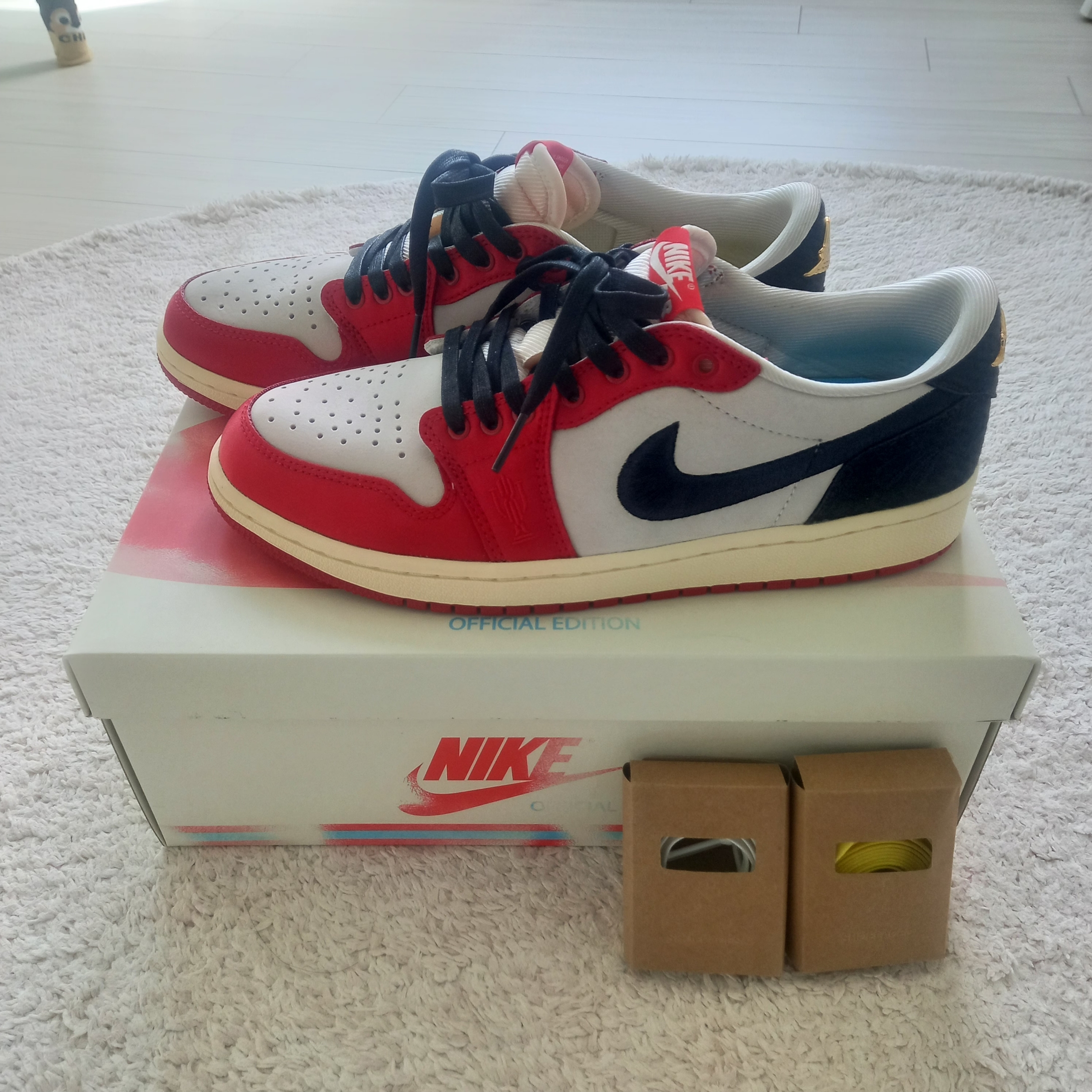 Jordan 1 x Trophy Room Retro Low OG SP Sail Varsity Red, Nike Everyday Cushioned Training Low Socks White (6 Pack/Korean Ver.) 착용 스타일 - 6