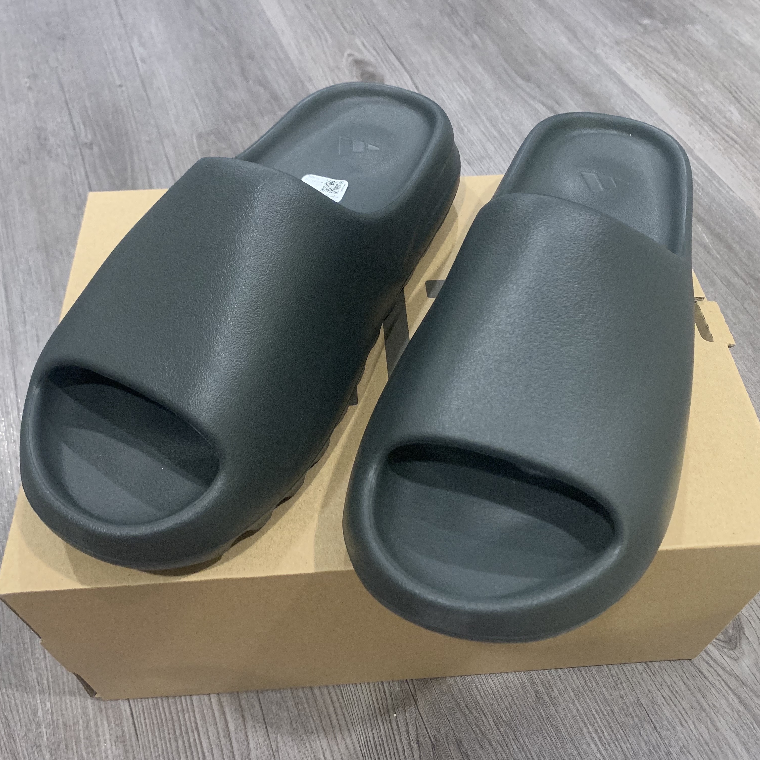 Adidas Yeezy Slide Dark Onyx 2024 착용 스타일