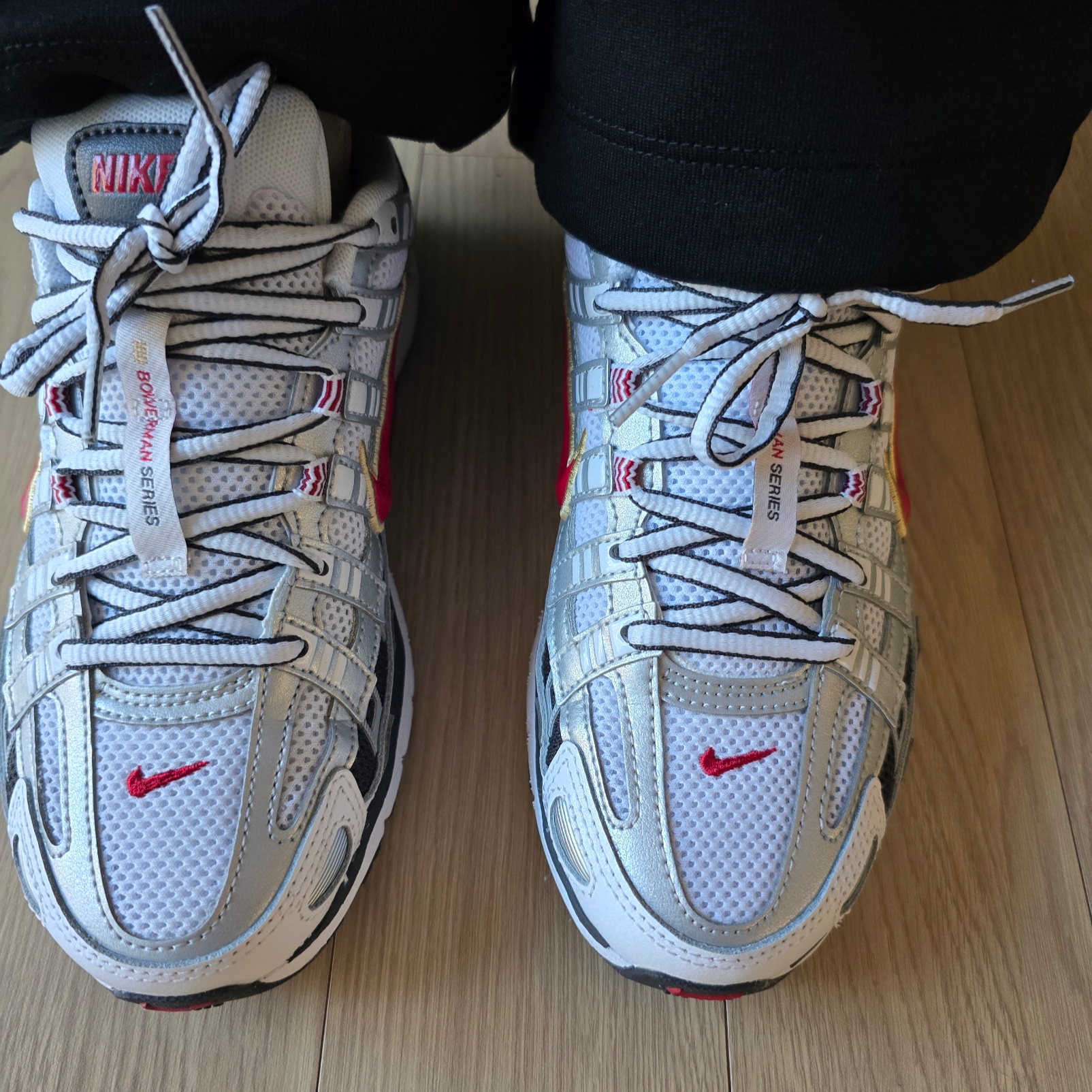 (W) Nike P-6000 Metallic Silver Red 착용 스타일 - 1