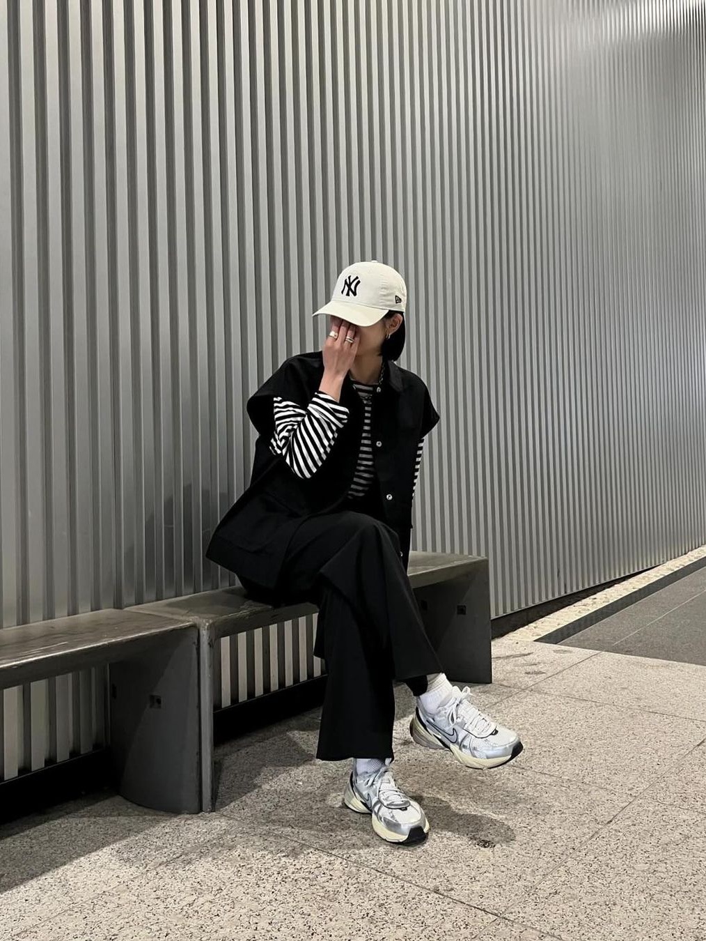 Nike V2K Run Summit White Metallic Silver 착용 스타일 - 4