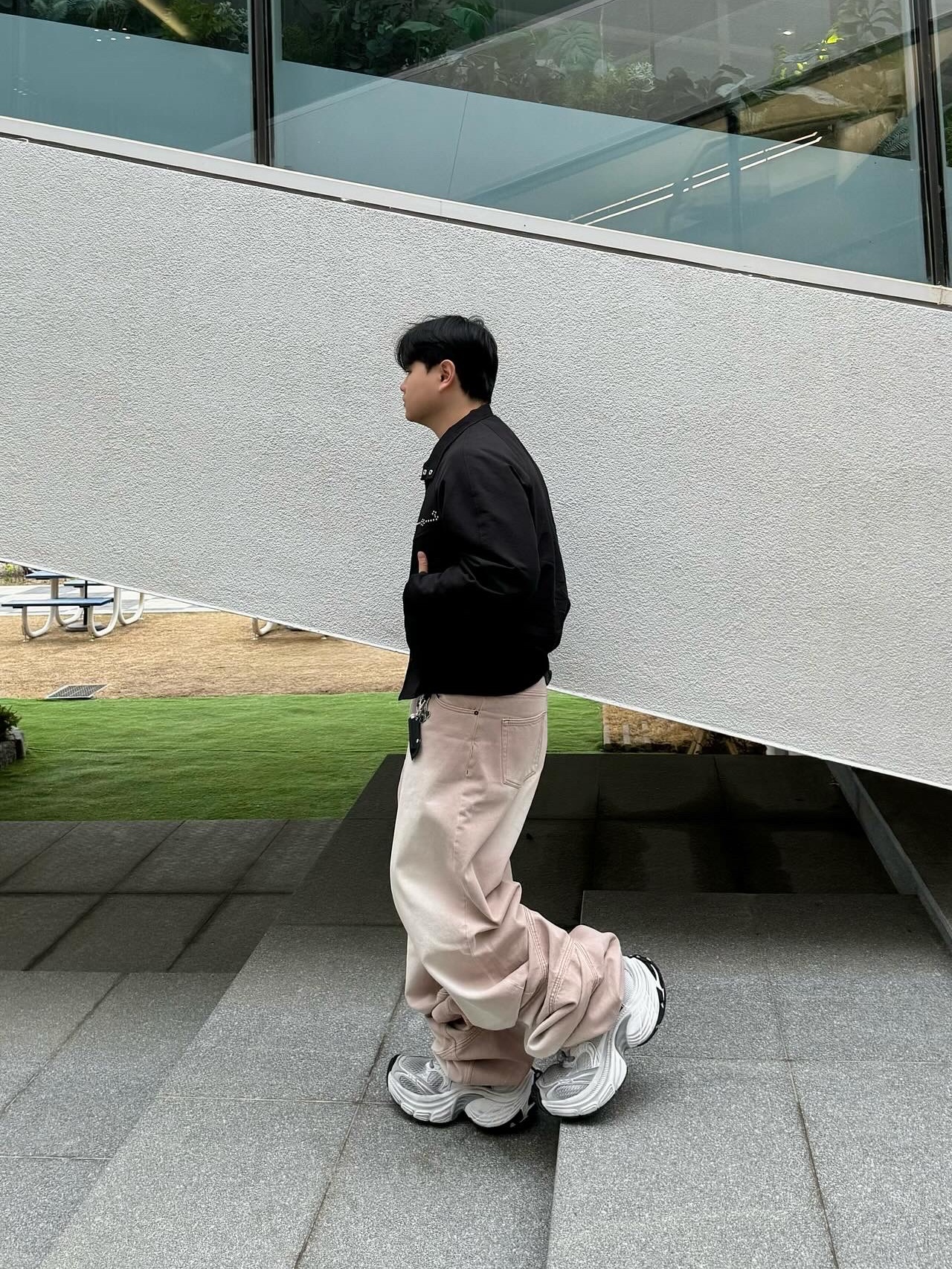 Balenciaga 10XL Sneakers White Grey Silver Black 착용 스타일 - 1
