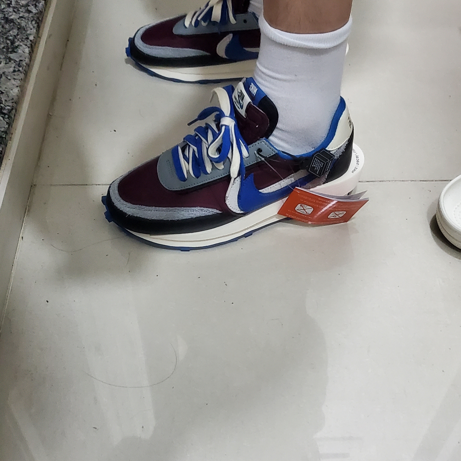 Nike x Sacai x Undercover LDWaffle Night Maroon Team Royal 착용 스타일 - 2