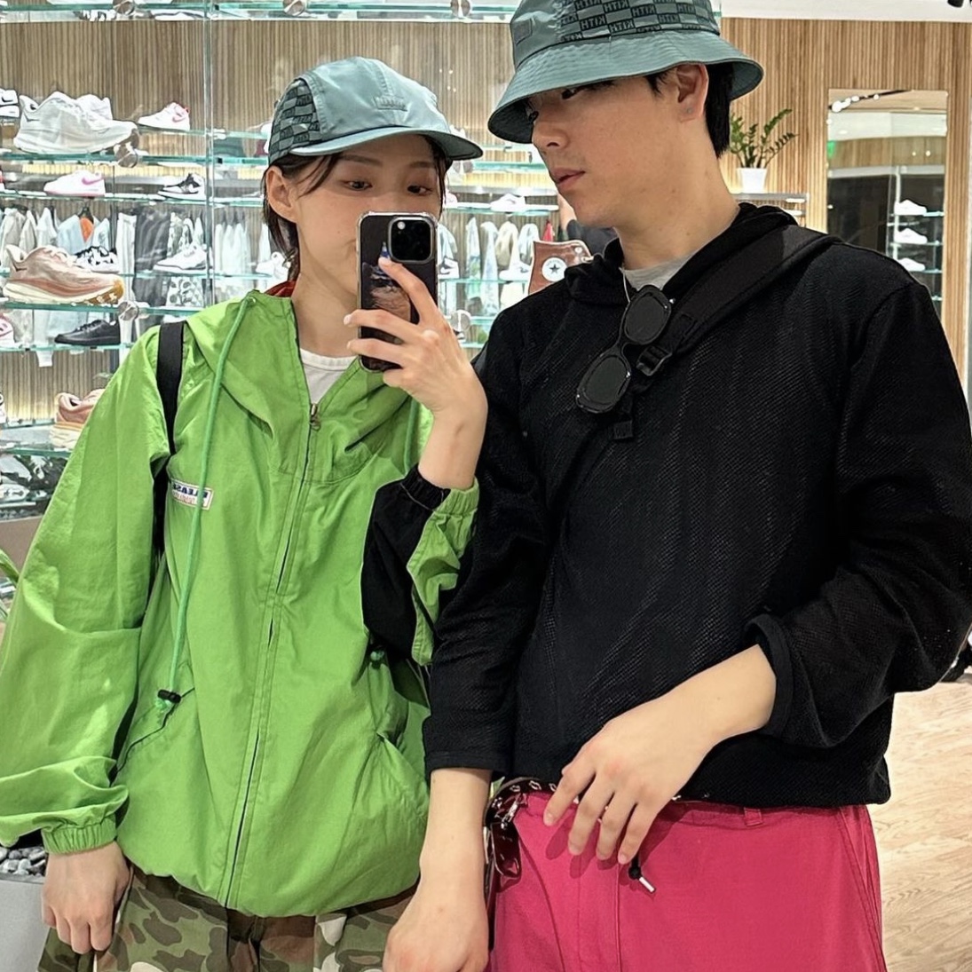 Cotchs Hitchhiker Windbreaker Yellow Green, Cotchs Hitchhiker Windbreaker Brown 착용 스타일