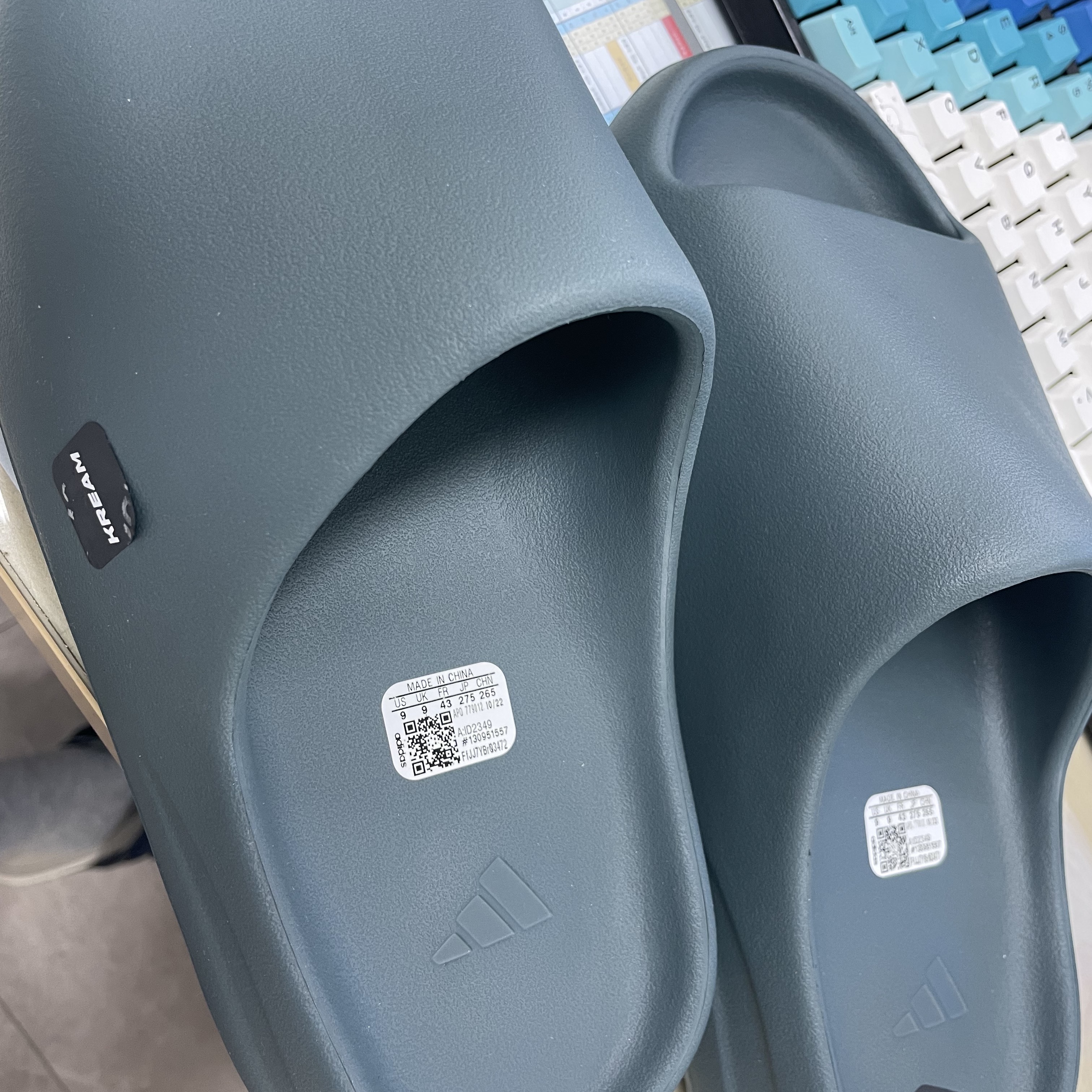 Adidas Yeezy Slide Slate Marine 착용 스타일