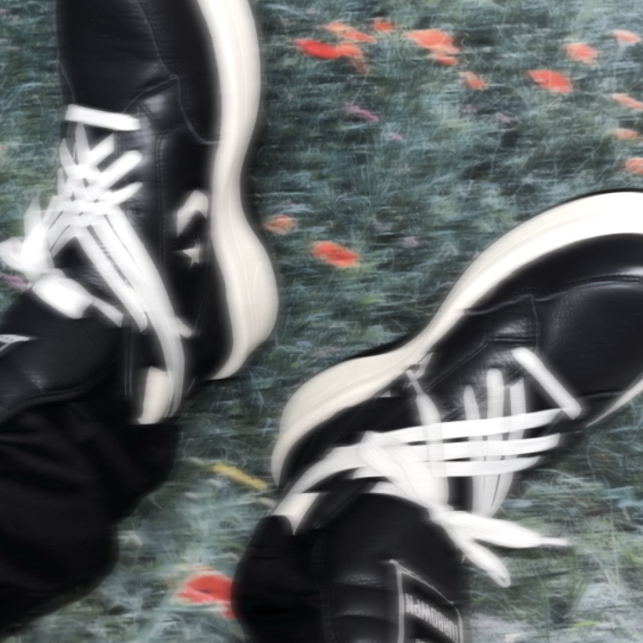 Converse x Drkshdw Turbowpn Black Cream, Diesel T-Just-Od T-shirt Black 착용 스타일 - 1