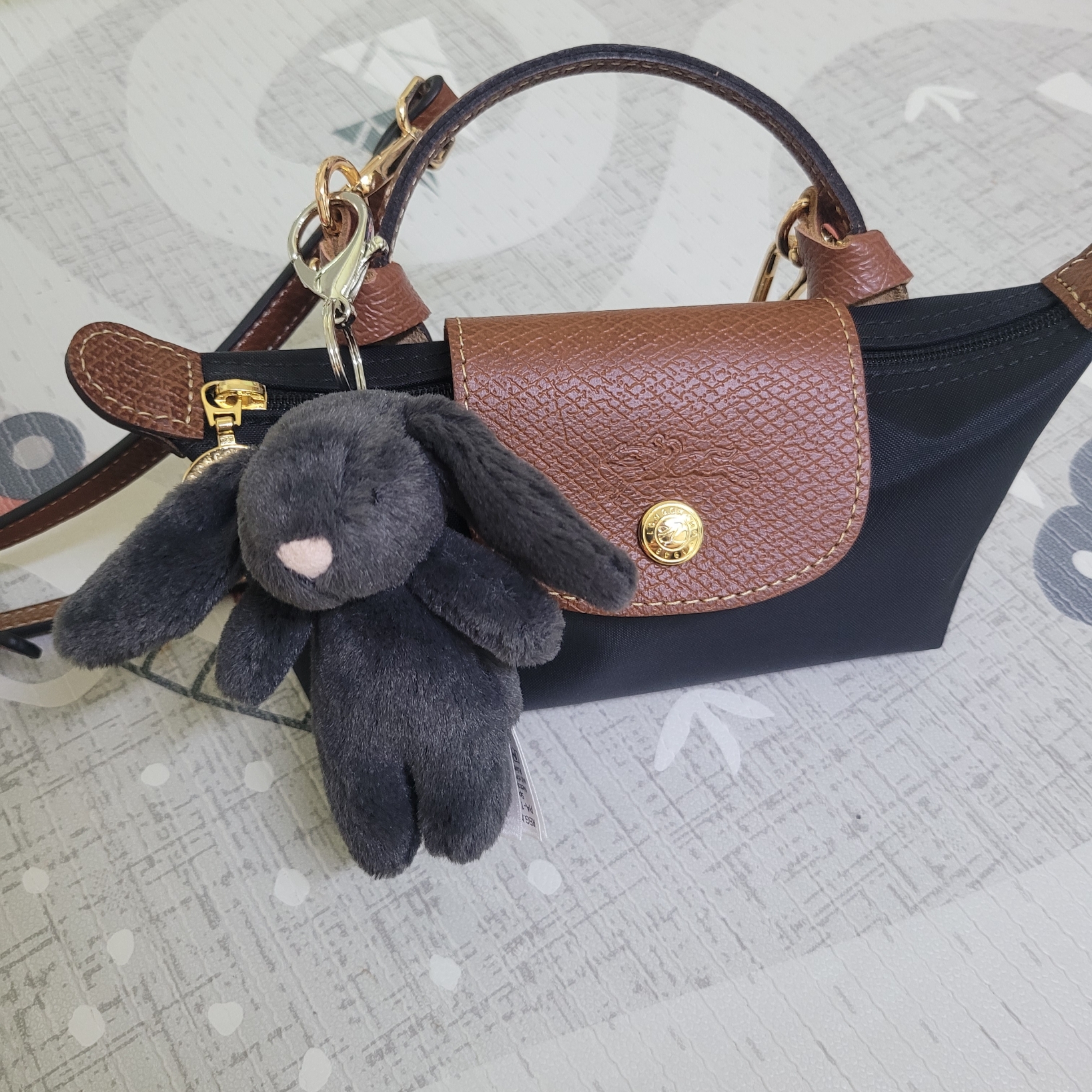 Jellycat Bashful Bunny Bag Charm Ink 착용 스타일 - 2