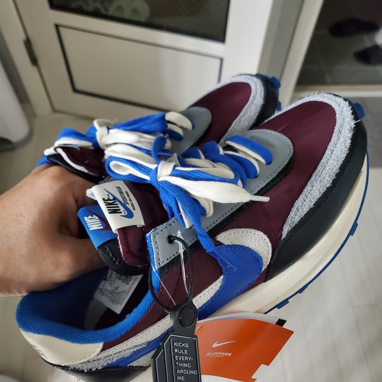 Nike x Sacai x Undercover LDWaffle Night Maroon Team Royal 착용 스타일 - 1