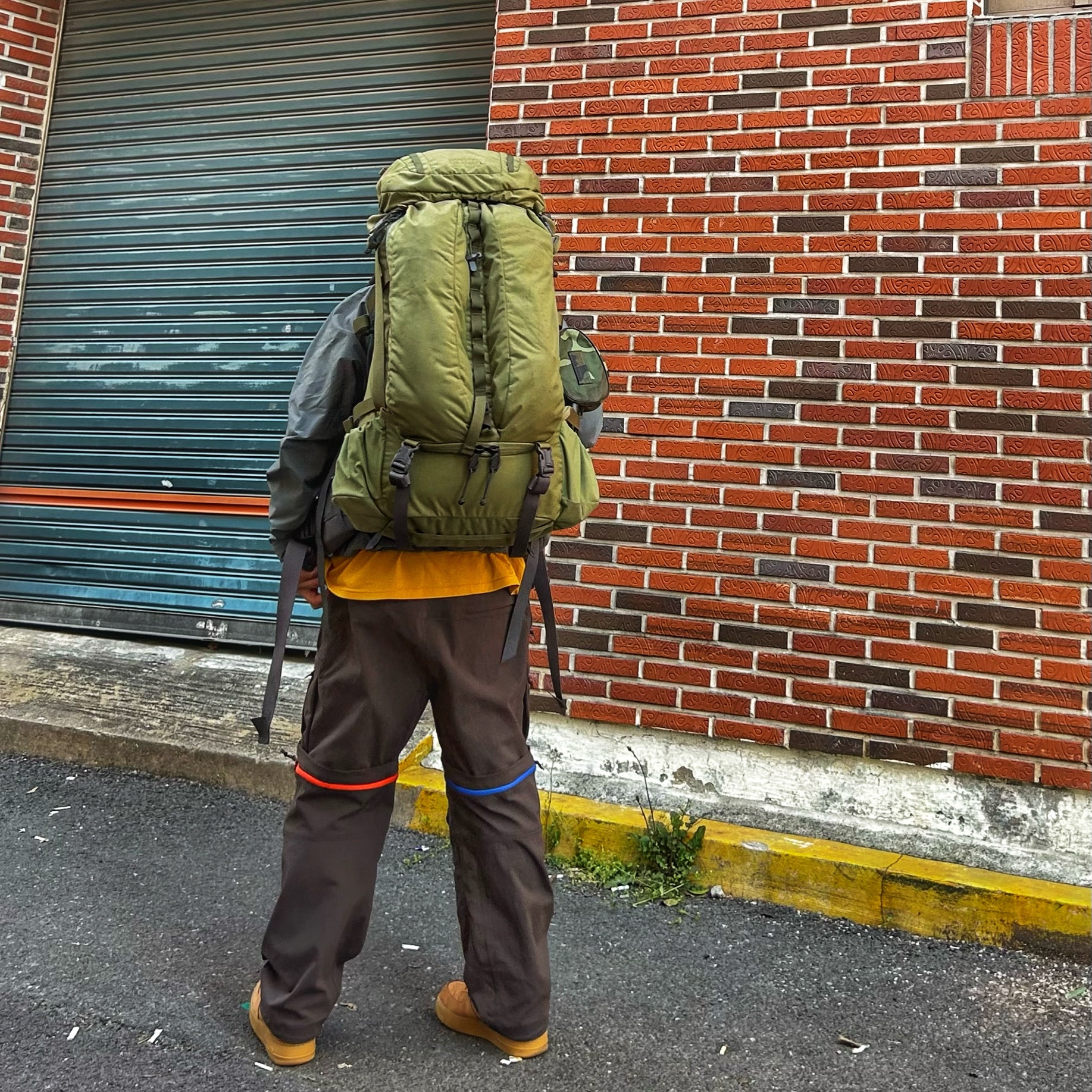 Nike ACG Smith Summit Cargo Pants Velvet Brown - Asia, Arc'teryx x Beams Mantis 2 Waistpack Boro Blue 착용 스타일 - 6