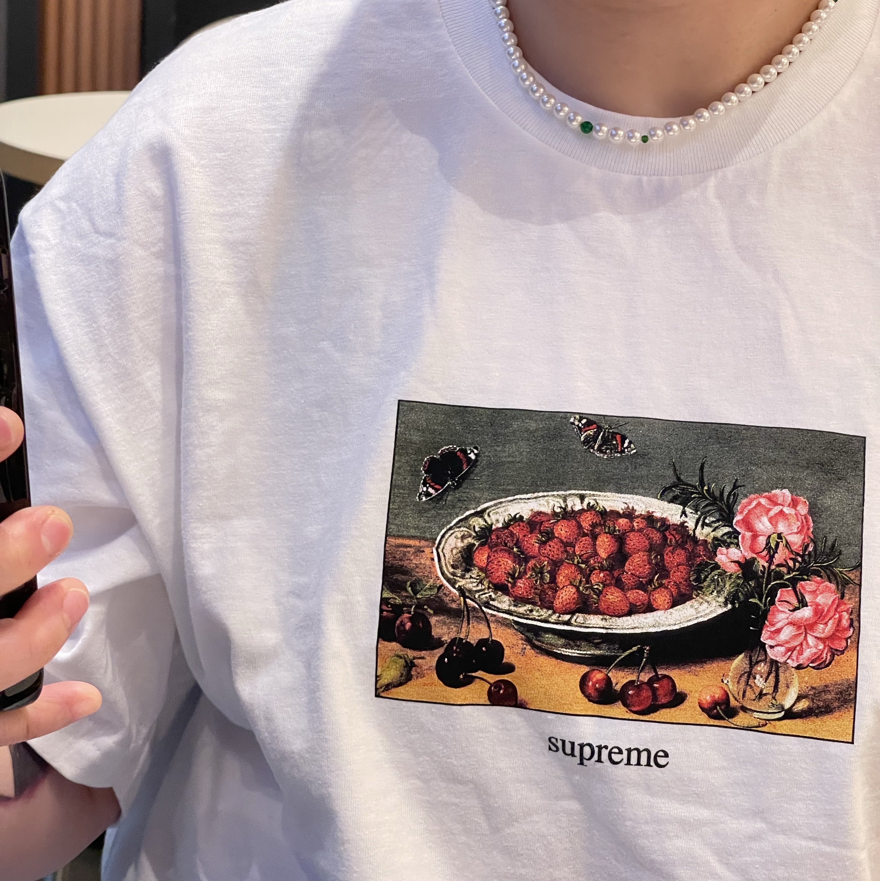 Supreme Strawberries T-Shirt White - 23SS 착용 스타일 - 2