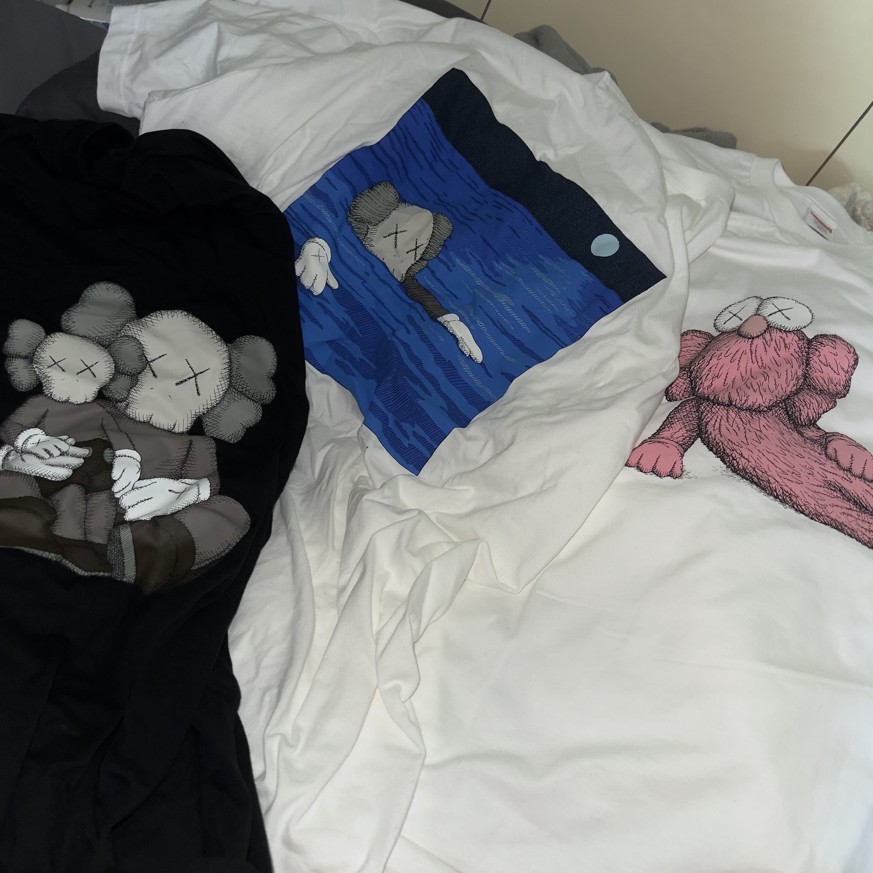 Uniqlo UT x Kaws Short Sleeve Graphic T-Shirt Black, Uniqlo UT x Kaws Short Sleeve Graphic T-Shirt White 착용 스타일