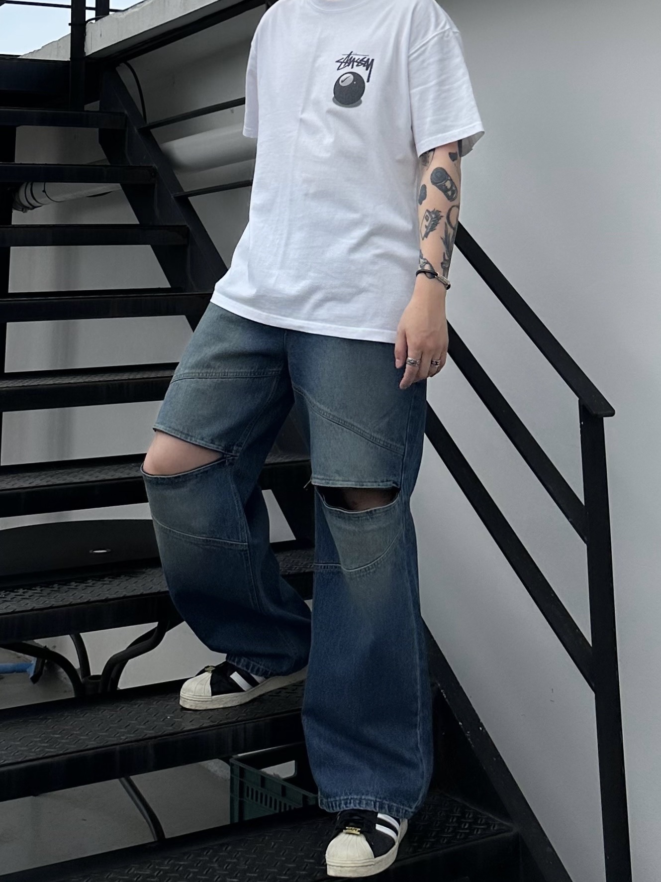 Nike x Stussy NRG FL SS 8 Ball T-Shirt White (DO9322-100), Adidas x BAPE Superstar 80s Core Black Off White 착용 스타일 - 2
