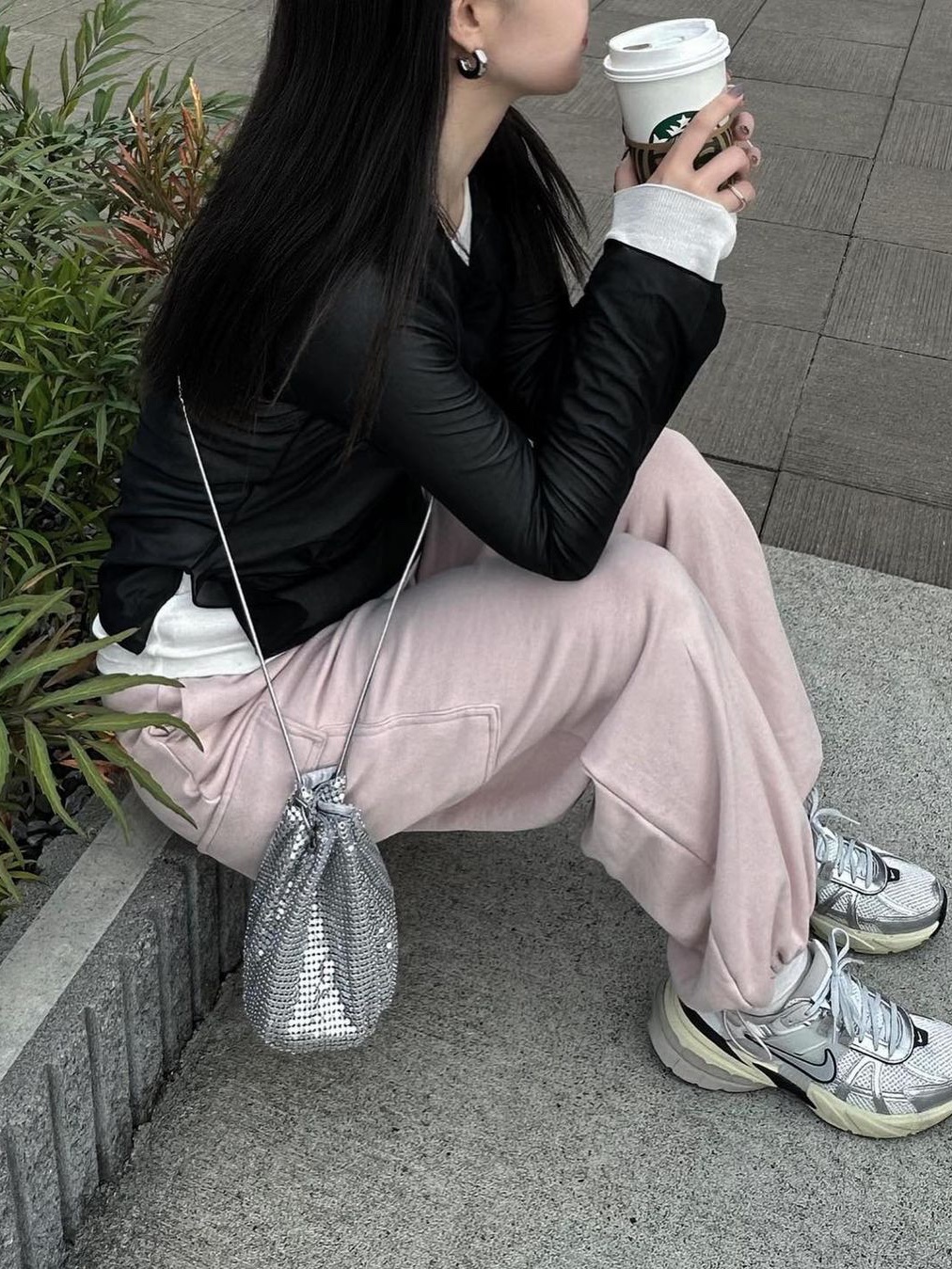 Nike V2K Run Summit White Metallic Silver 착용 스타일 - 3