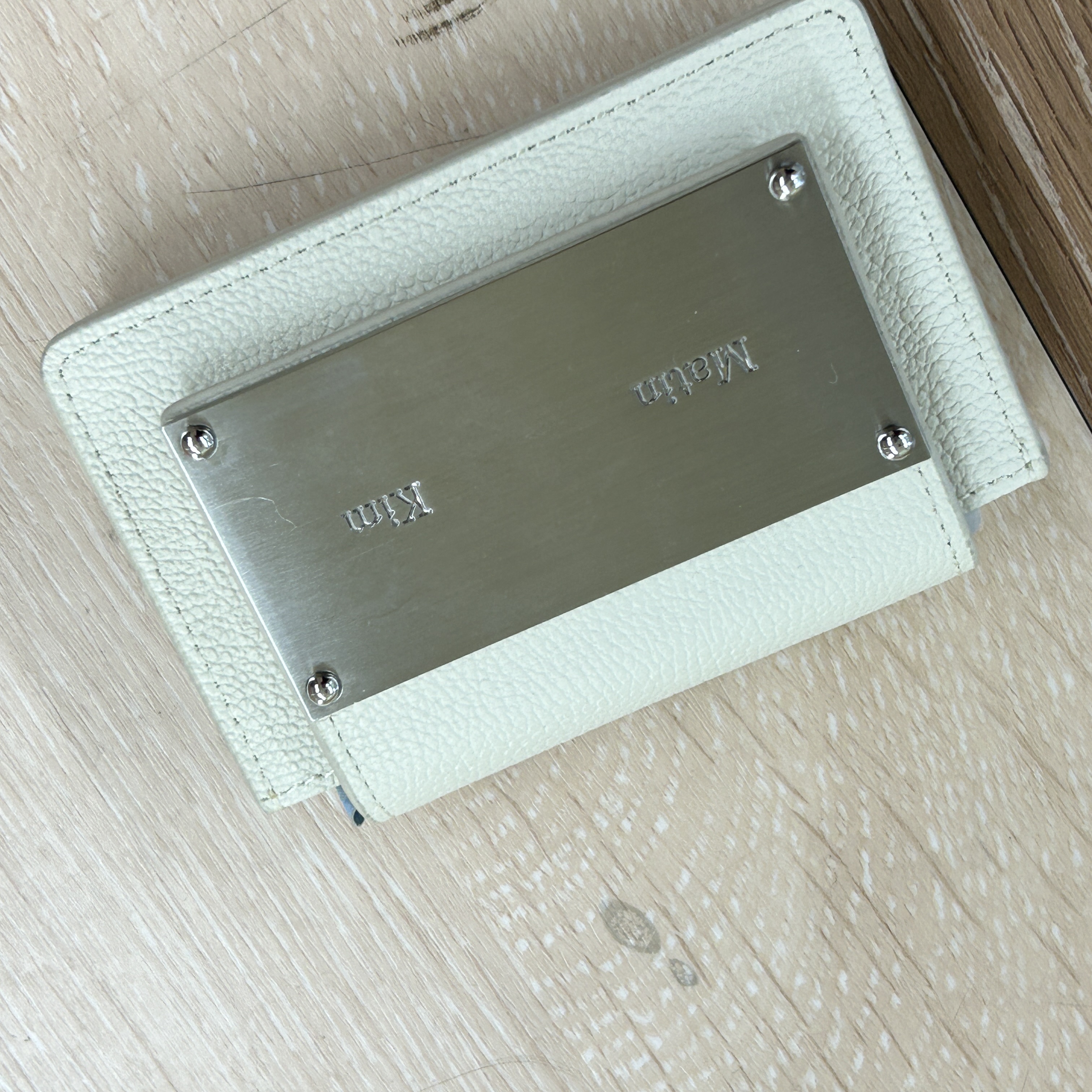Matin Kim Accordion Wallet White 착용 스타일
