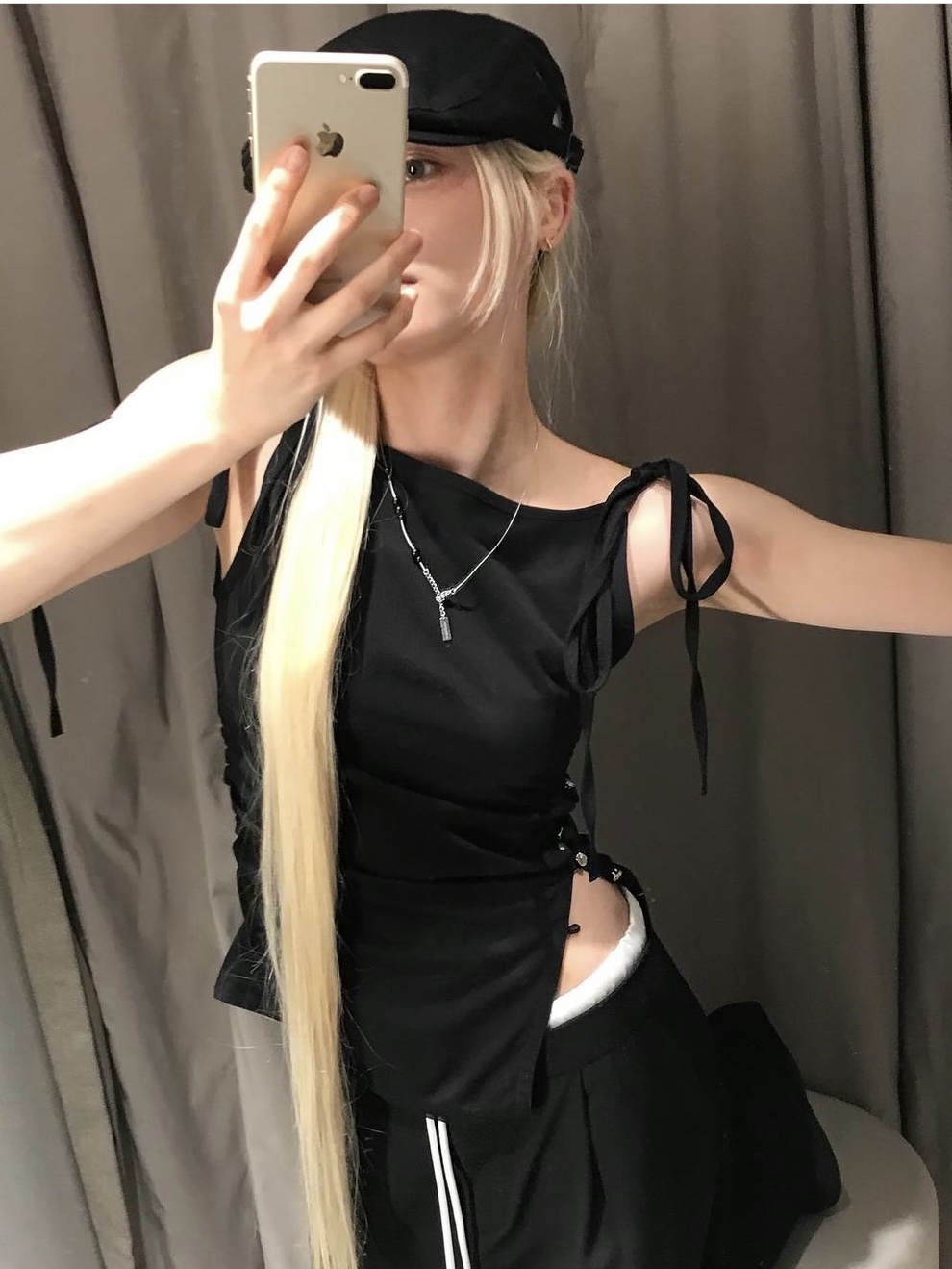 Yunse Women Olive Sleeveless Top Black 착용 스타일