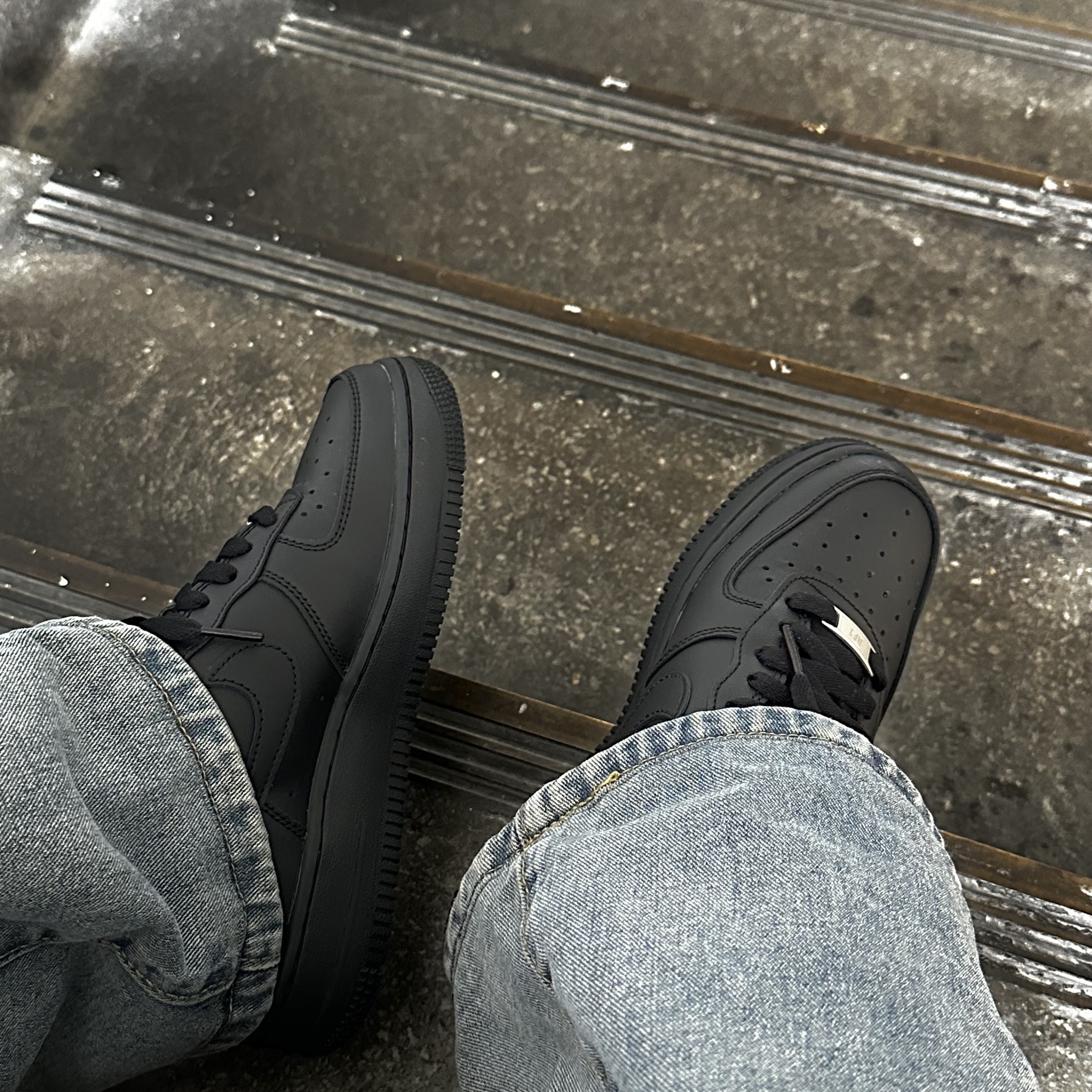 (W) Nike Air Force 1 '07 Low Triple Black 착용 스타일