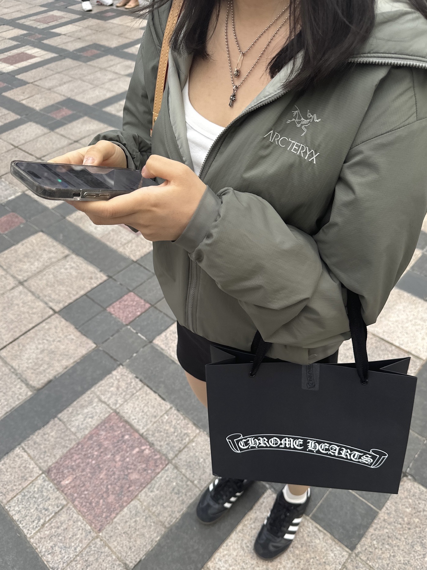 (W) Arc'teryx Atom Hoody Forage, Adidas Samba OG Black White Gum 착용 스타일