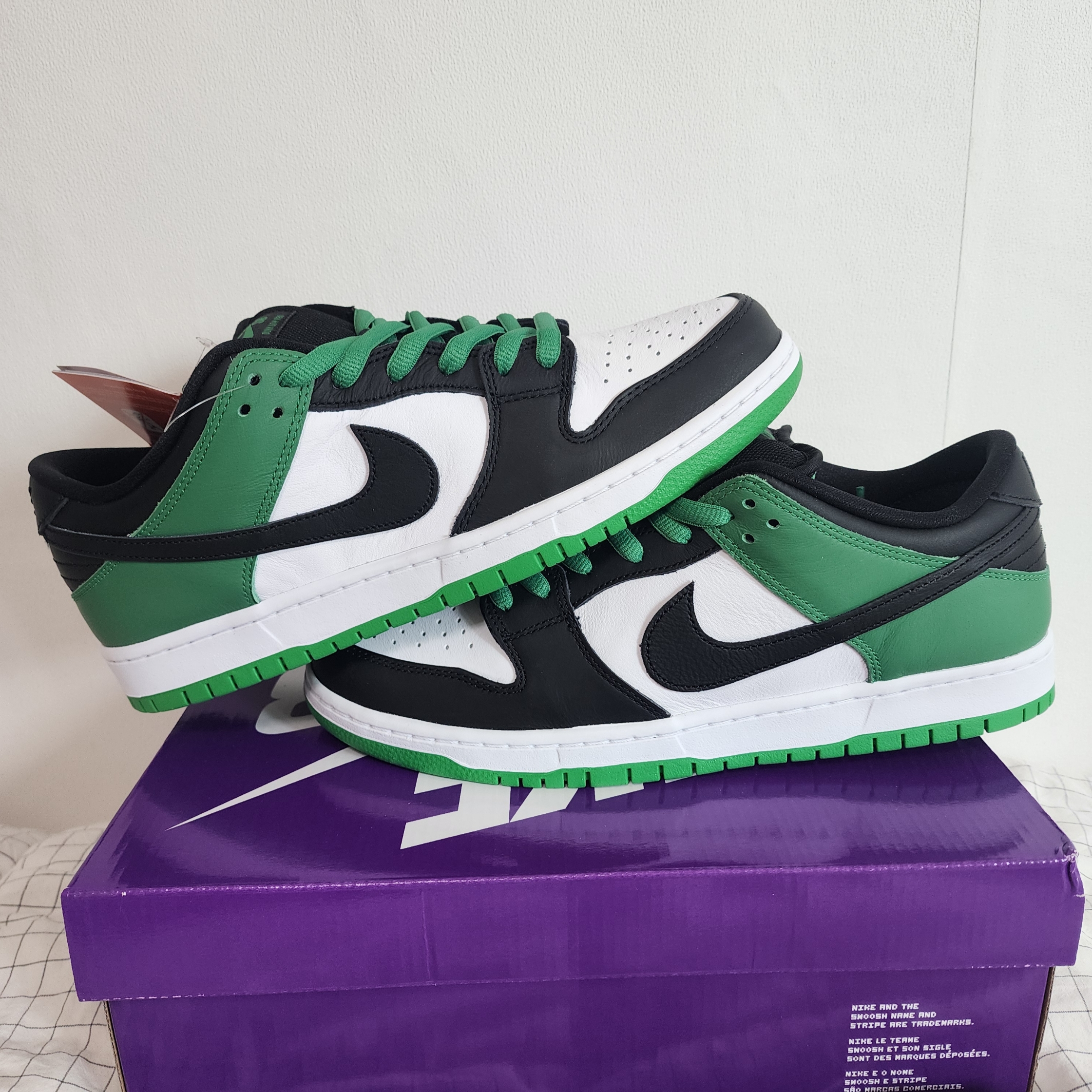 Nike SB Dunk Low Pro Black and Classic Green 착용 스타일 - 1