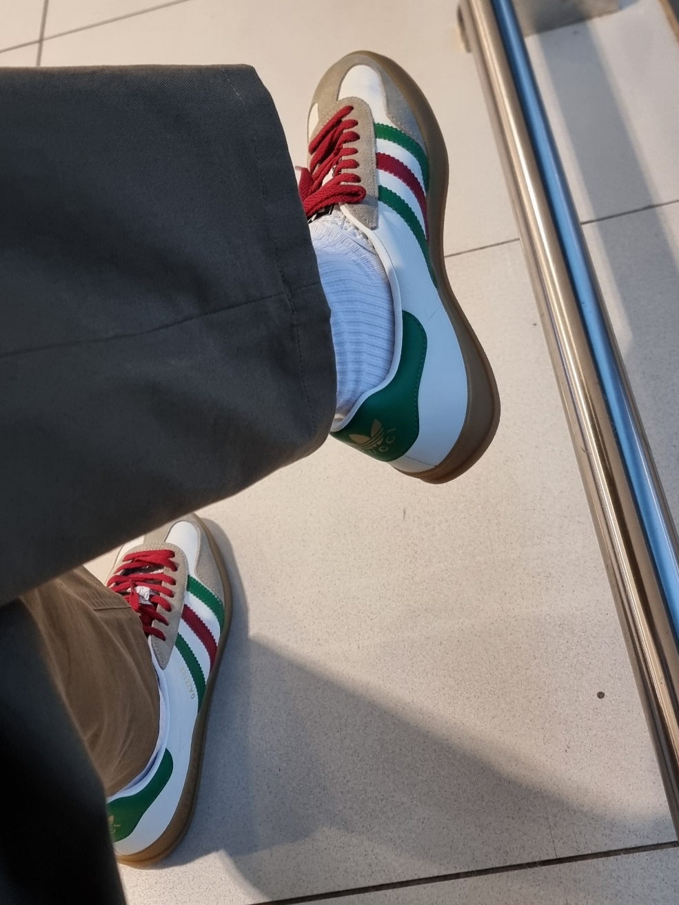 Gucci x Adidas Gazelle Sneakers White Leather Oatmeal Suede 착용 스타일
