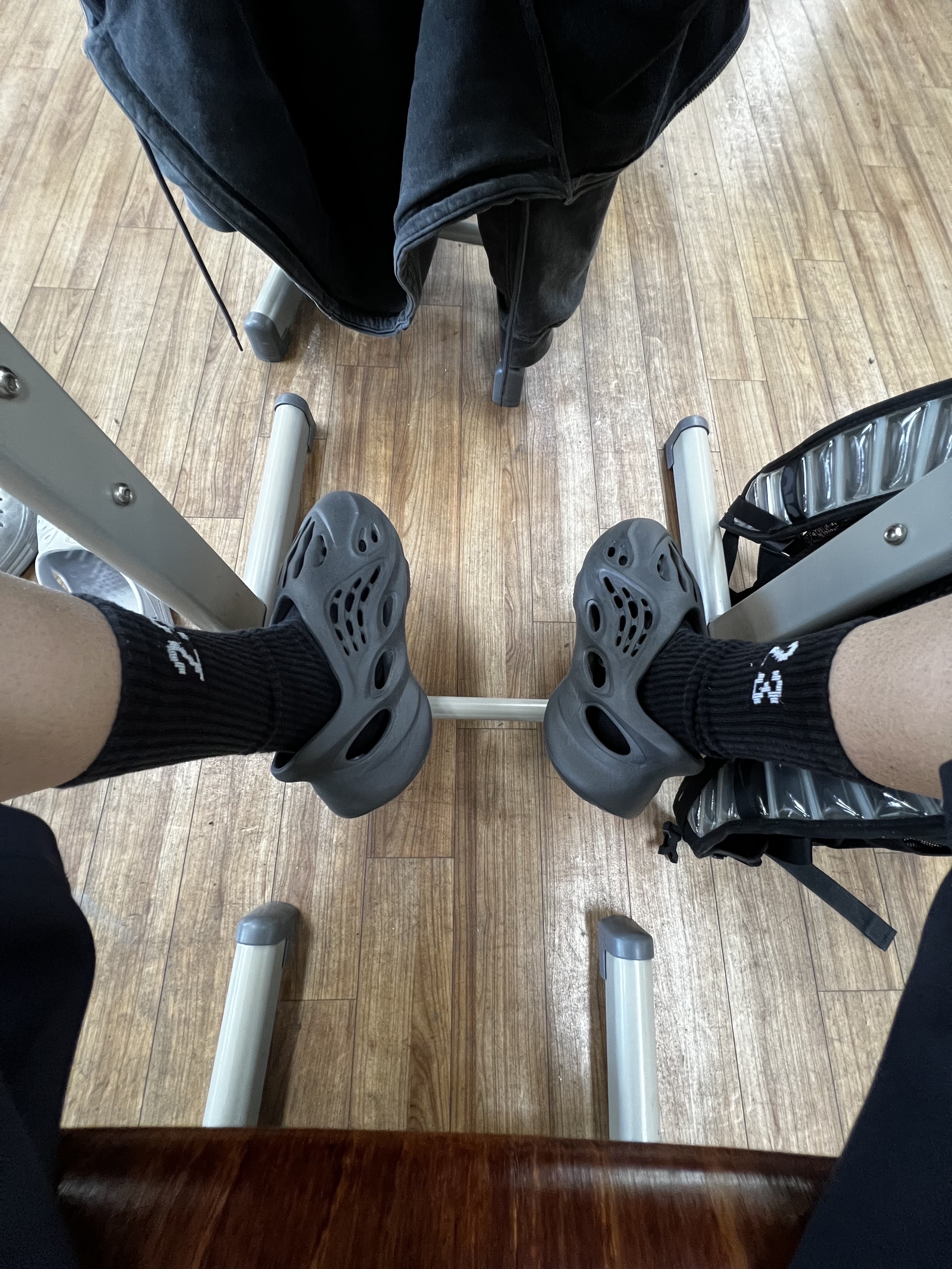Adidas Yeezy Foam RNNR Onyx 착용 스타일