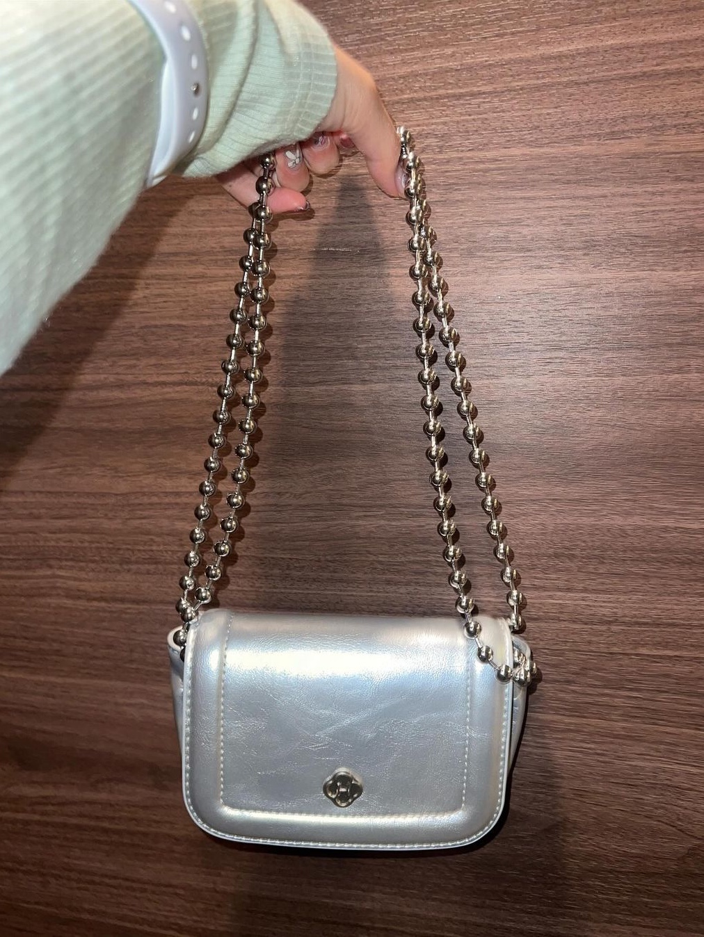 Heeari Women Poppy Chain Mini Bag Silver, Heeari Women Poppy Chain Mini Bag Ivory 착용 스타일