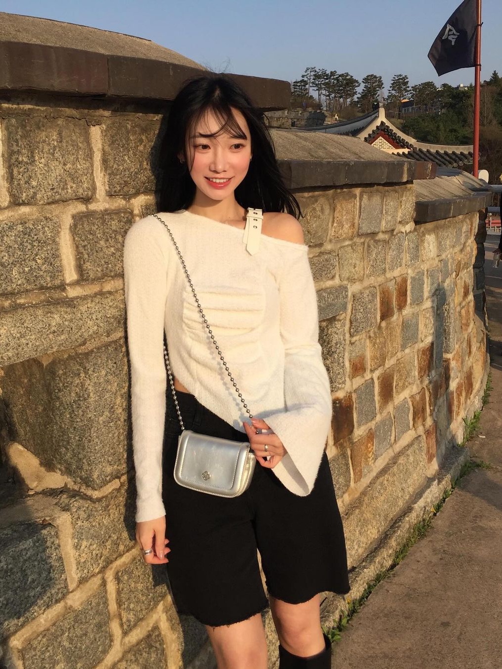 Heeari Women Poppy Chain Mini Bag Ivory, Heeari Women Poppy Chain Mini Bag Silver 착용 스타일