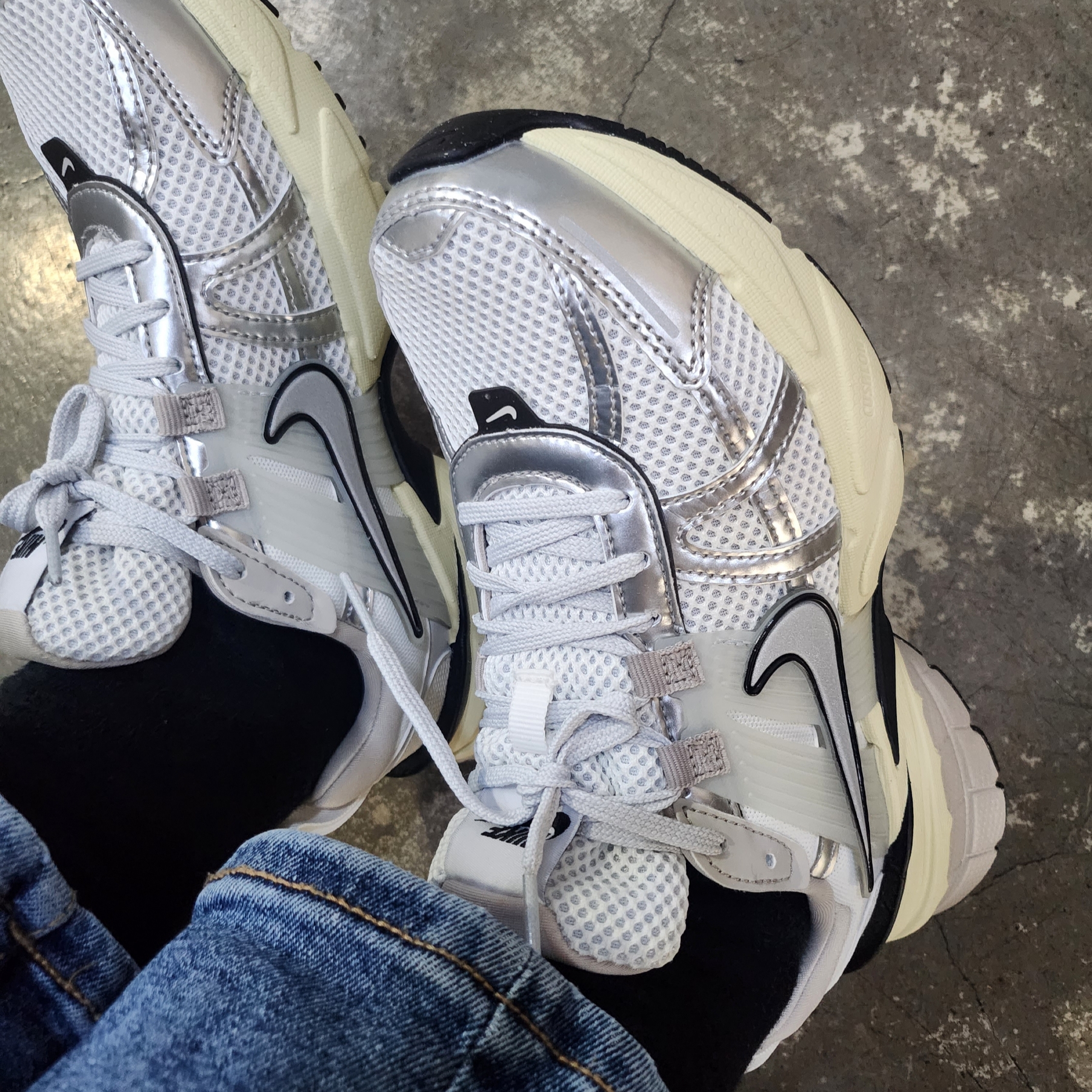 Nike V2K Run Summit White Metallic Silver 착용 스타일 - 2