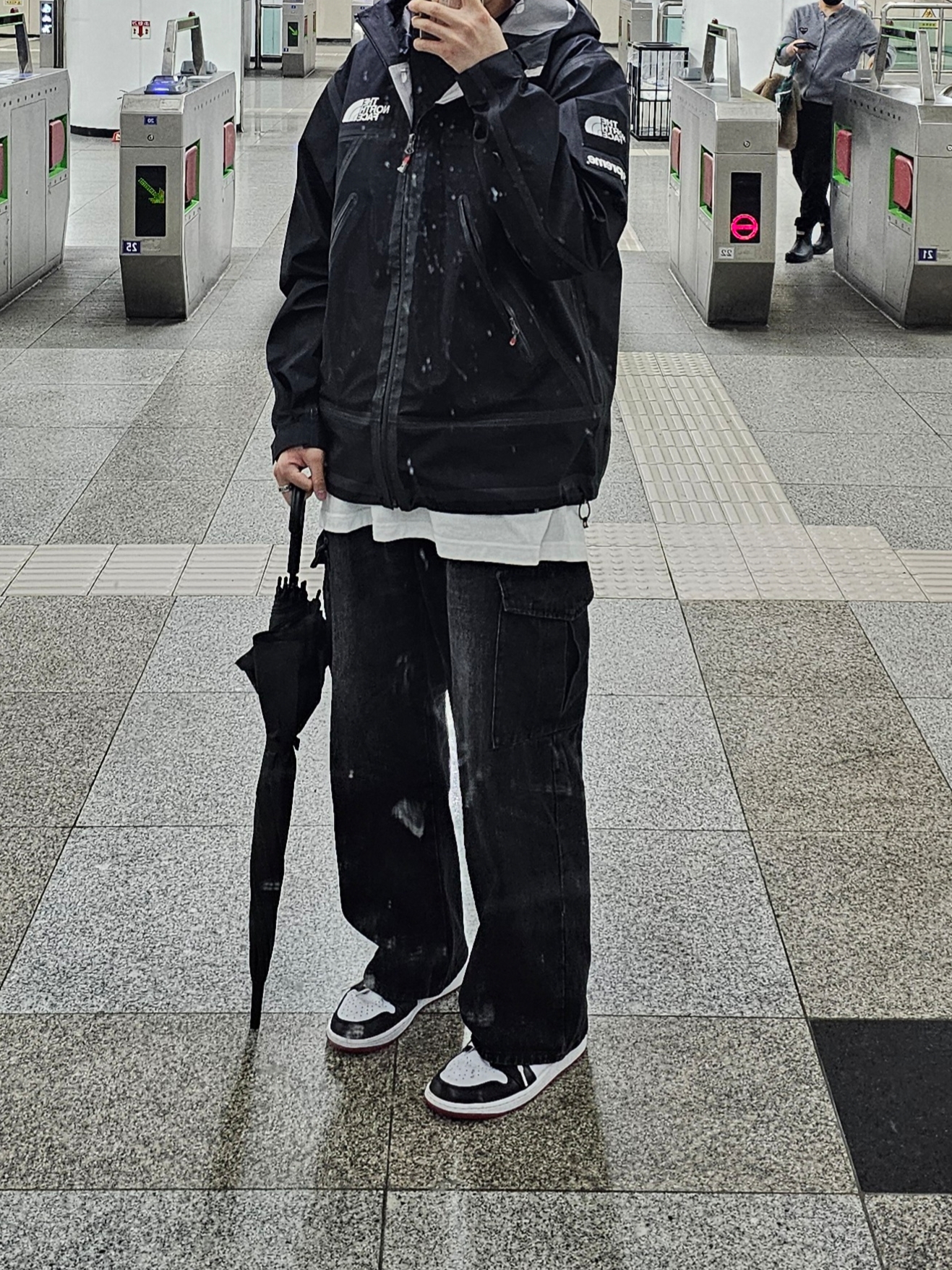 Jordan 1 Retro Low OG Black Toe, Supreme x The North Face Summit Series Outer Tape Seam Jacket Black - 21SS 착용 스타일