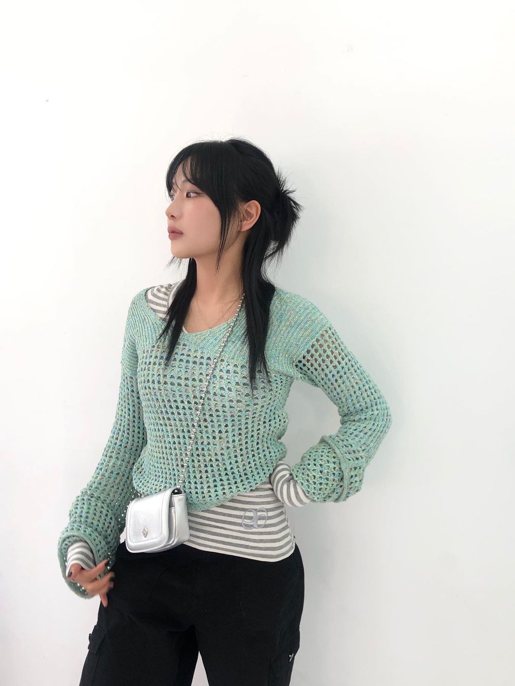 Heeari Women Poppy Chain Mini Bag Ivory, Heeari Women Poppy Chain Mini Bag Silver 착용 스타일