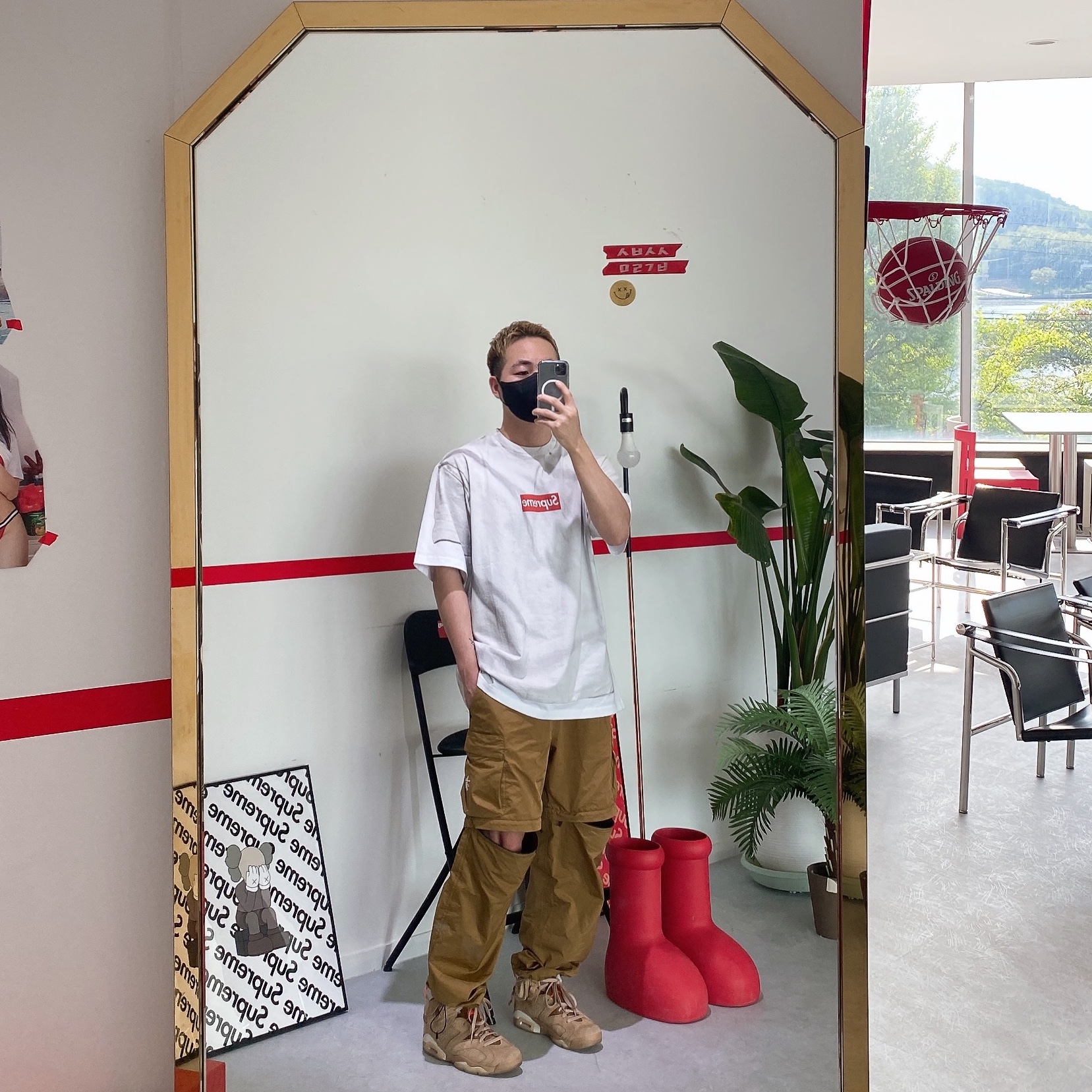 Supreme x MM6 Maison Margiela Box Logo T-Shirt White - 24SS, Stussy Convertible Trail Pants Brown 착용 스타일 - 1