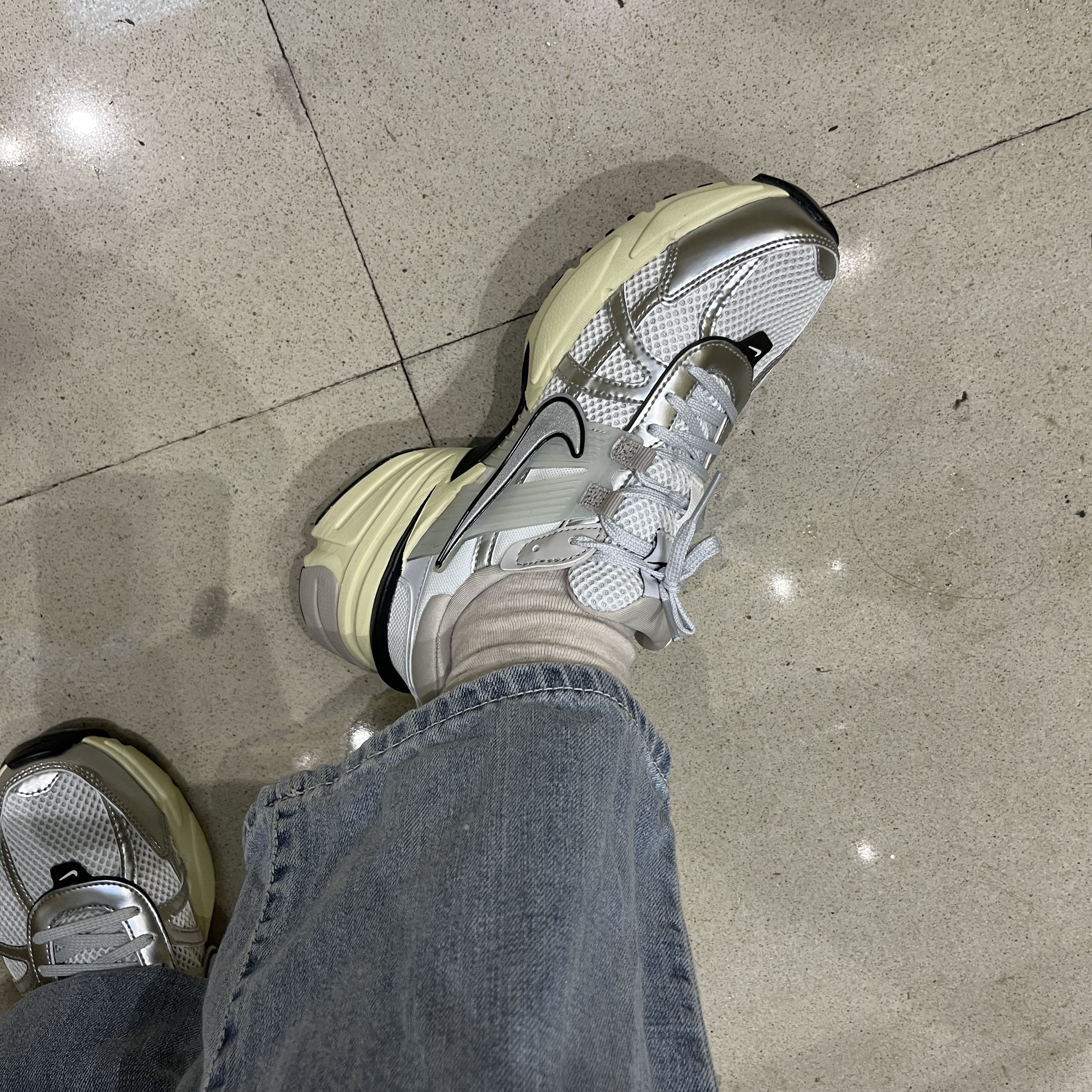 Nike V2K Run Summit White Metallic Silver 착용 스타일