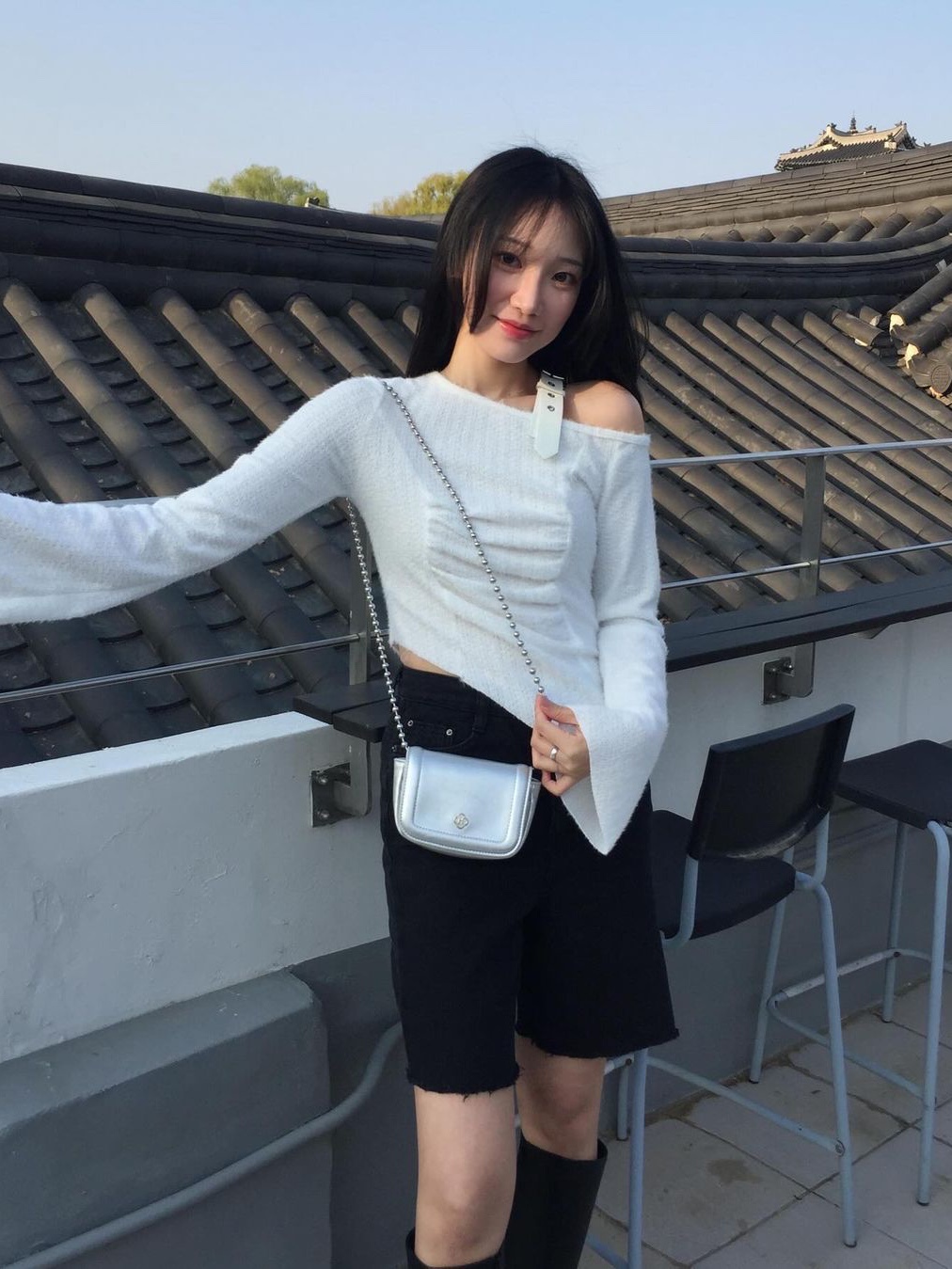 Heeari Women Poppy Chain Mini Bag Black, Heeari Women Poppy Chain Mini Bag Silver 착용 스타일