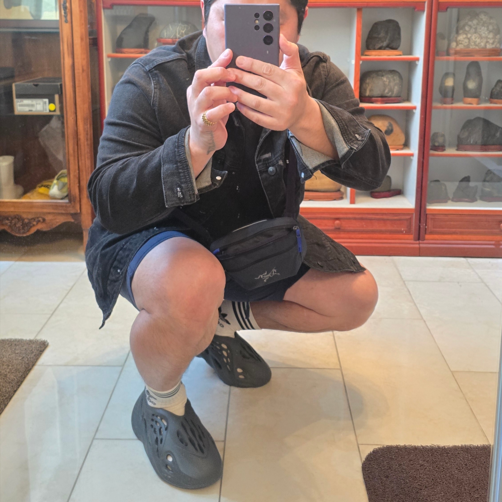 Adidas Yeezy Foam RNNR Carbon, Arc'teryx Mantis 1 Waistpack Black Sapphire Vitality 착용 스타일