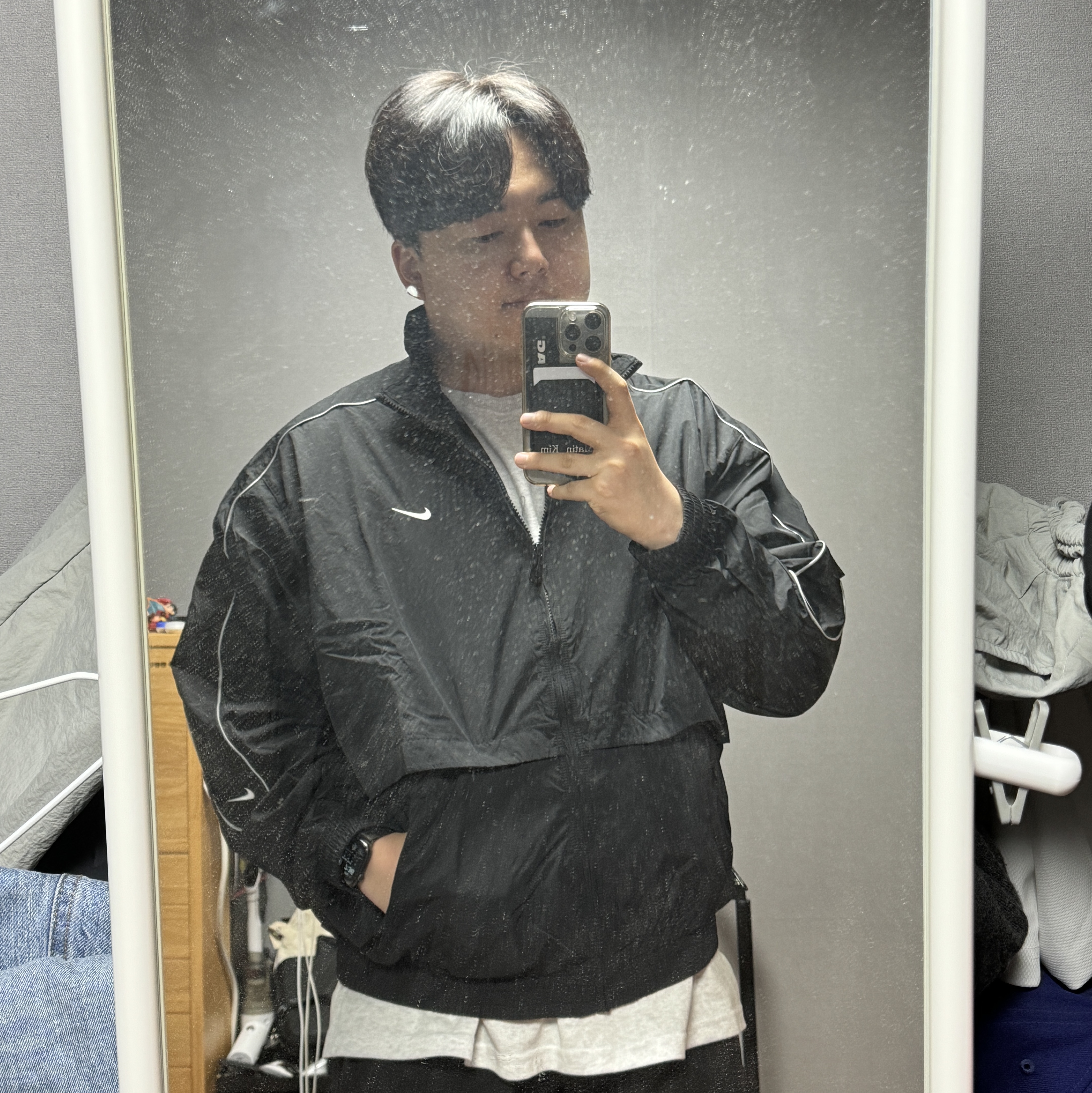 Nike NSW Solo Swoosh Woven Track Jacket Black - Asia, Casetify x Matin Kim Basic Logo MagSafe Wallet Black 착용 스타일