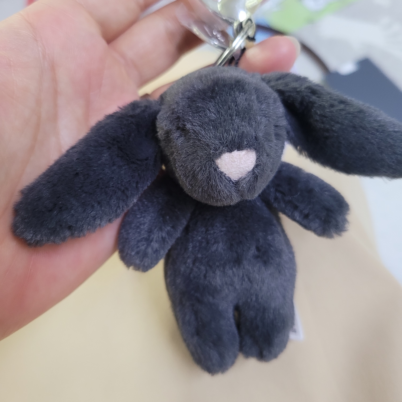 Jellycat Bashful Bunny Bag Charm Ink 착용 스타일 - 1