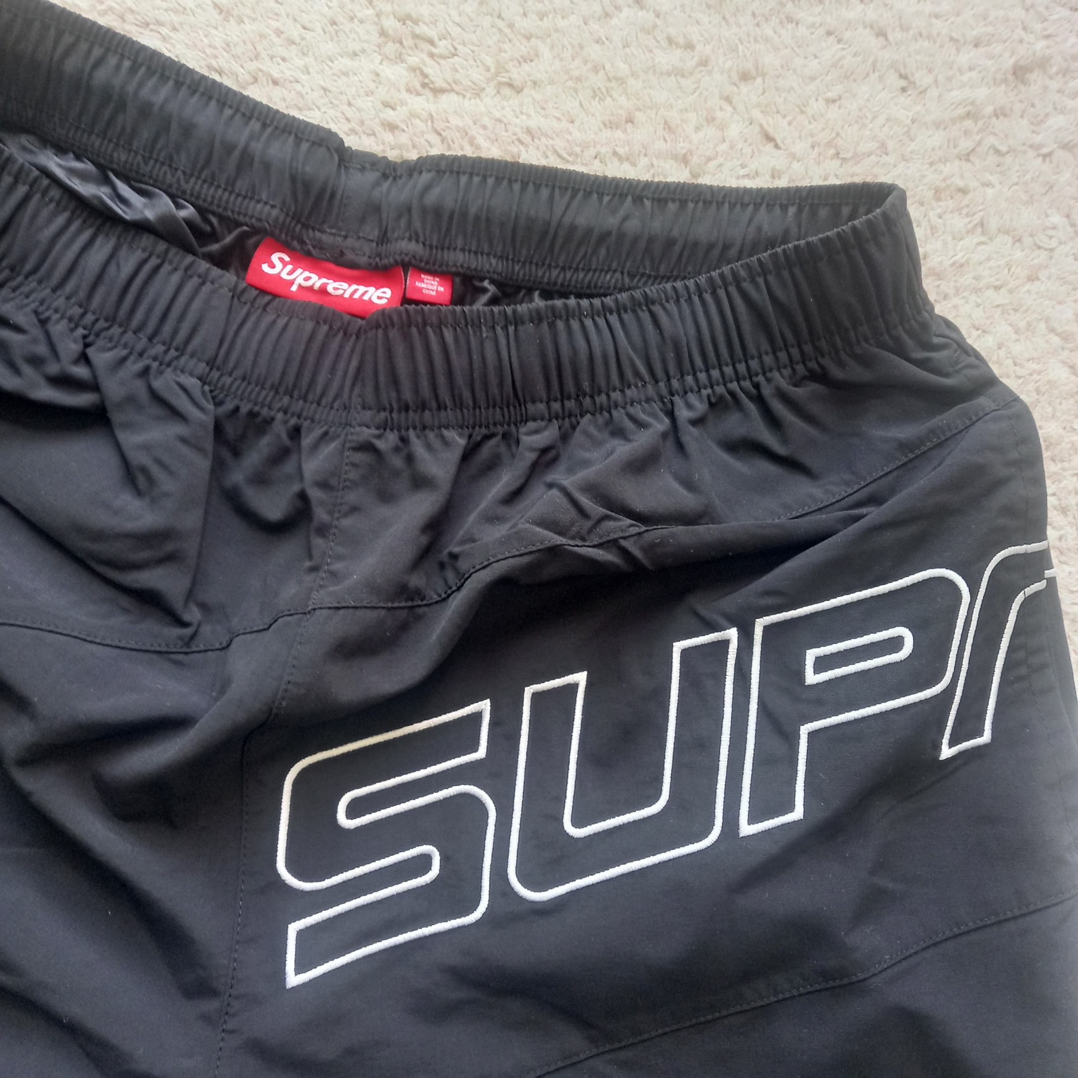 Supreme Curve Nylon Short Black - 24SS, Jordan 1 x Trophy Room Retro Low OG SP Sail Varsity Red 착용 스타일 - 7