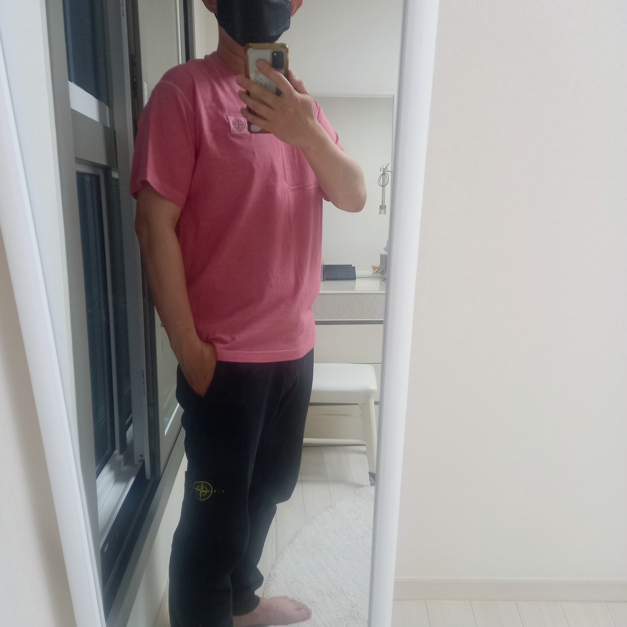 Stone Island 23757 Cotton Jersey Garment Dyed Fissato Treatment Short Sleeve T-Shirt Violet - 23SS, Stone Island 64551 Garment Dyed Cotton Fleece Cargo Sweatpants Black - 23FW 착용 스타일 - 1