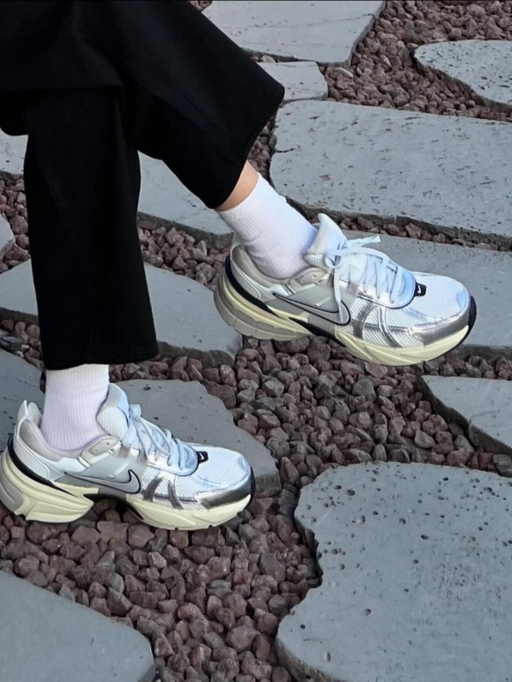 Nike V2K Run Summit White Metallic Silver 착용 스타일 - 6