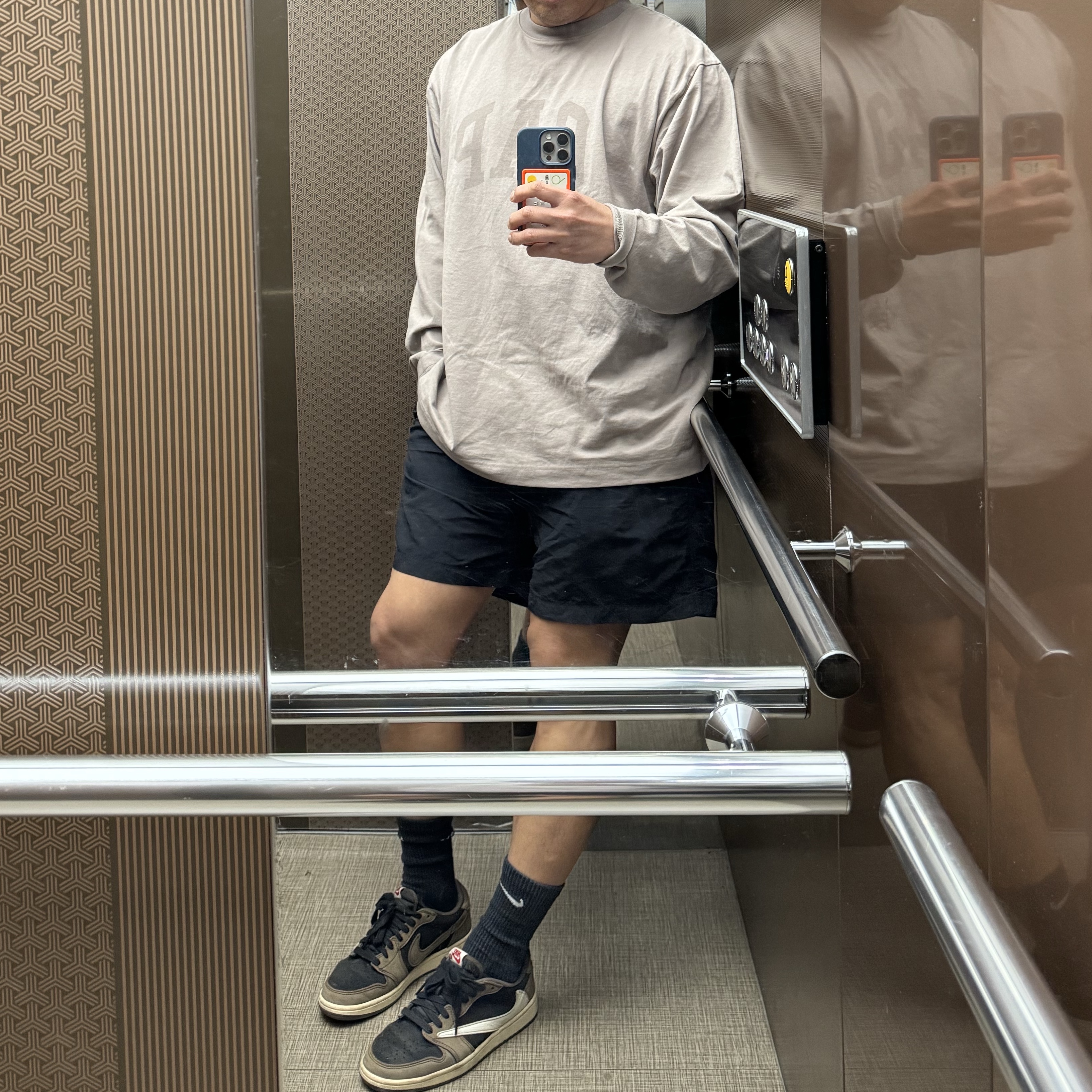 Yeezy Gap Engineered By Balenciaga Dove Long Sleeve T-Shirt Beige, Nike x Stussy Everyday Plus Cushioned Crew Socks Black (3 Pack) 착용 스타일