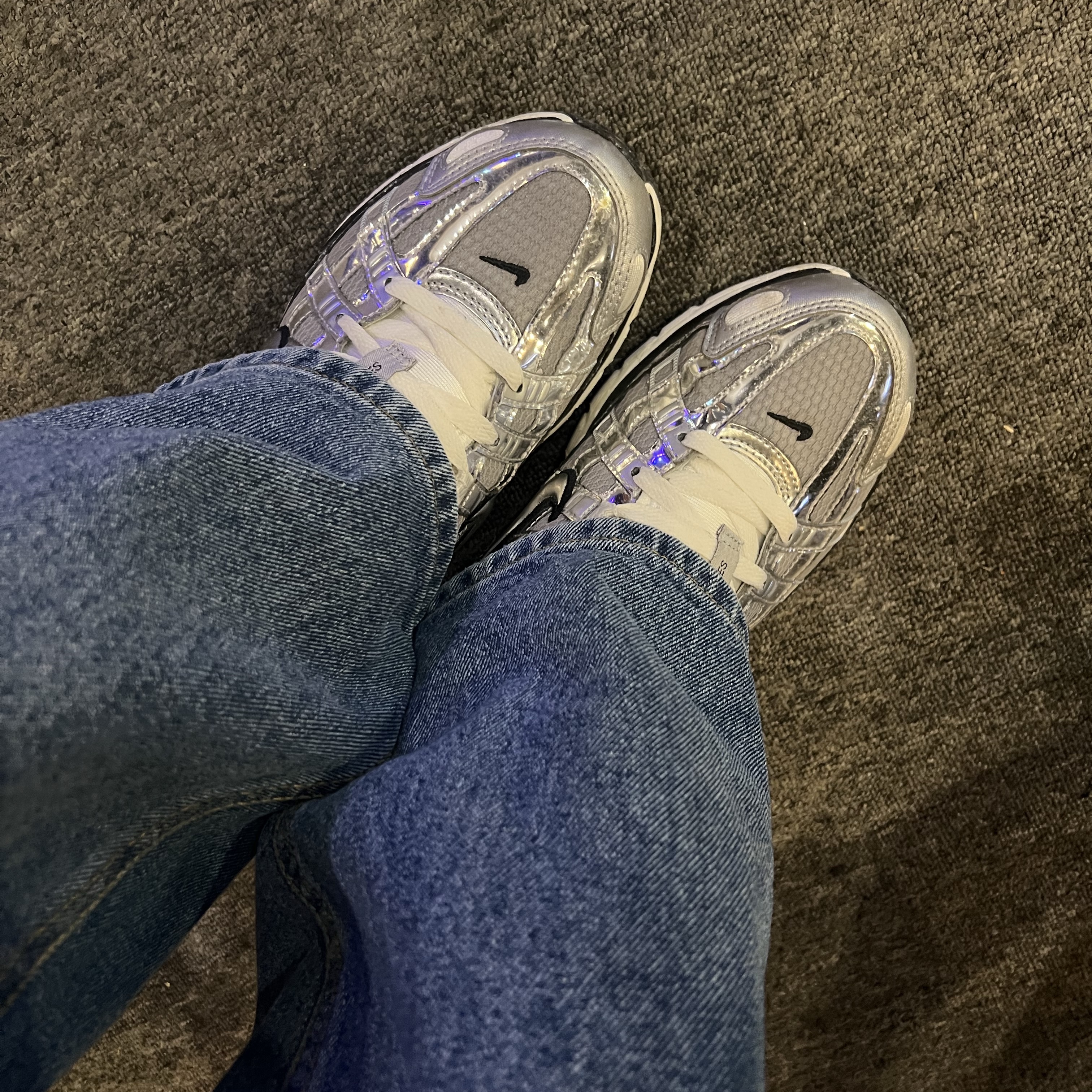 Nike P-6000 Metallic Silver 착용 스타일